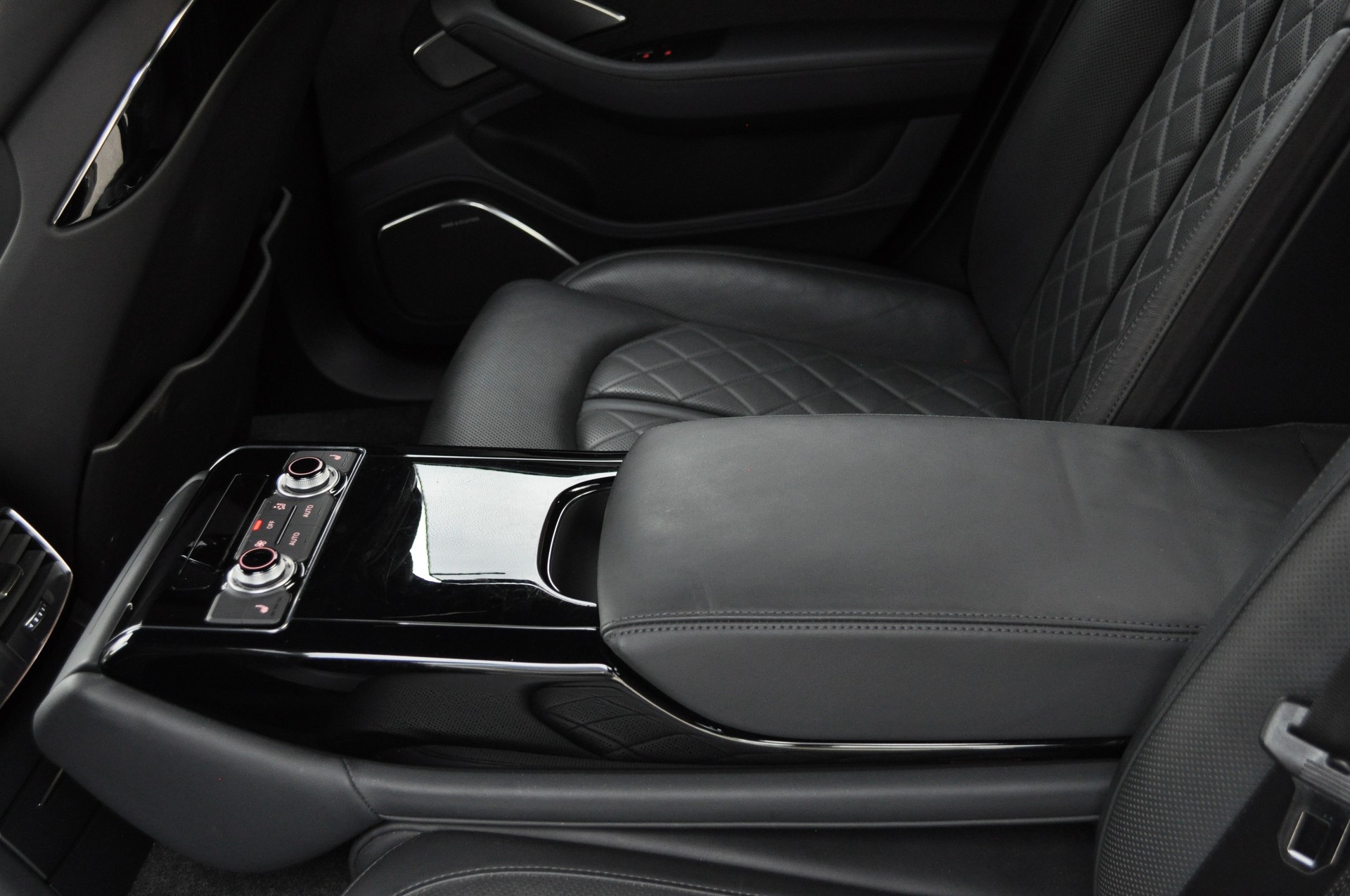 AUDI S8 4.0 TFSI V8 quattro tiptronic-image-11