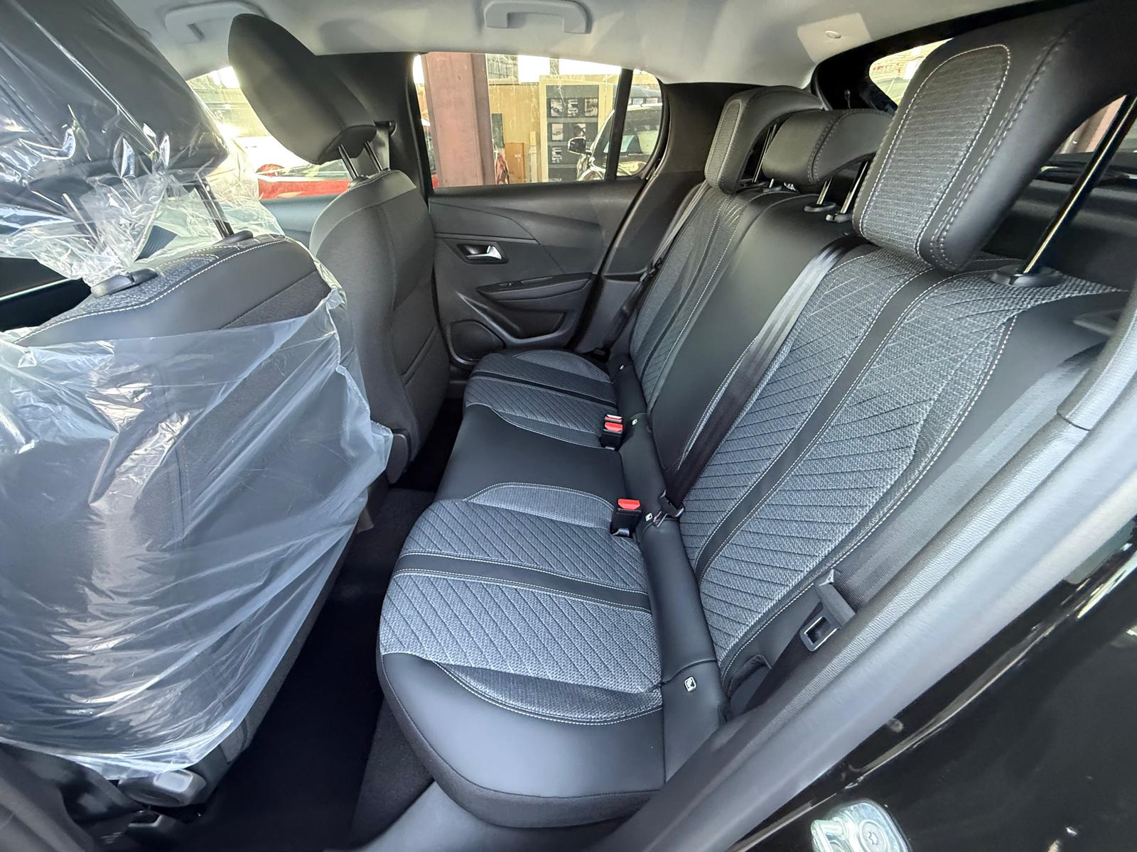 PEUGEOT 208 1.2 MHEV 145 Allure-image-7