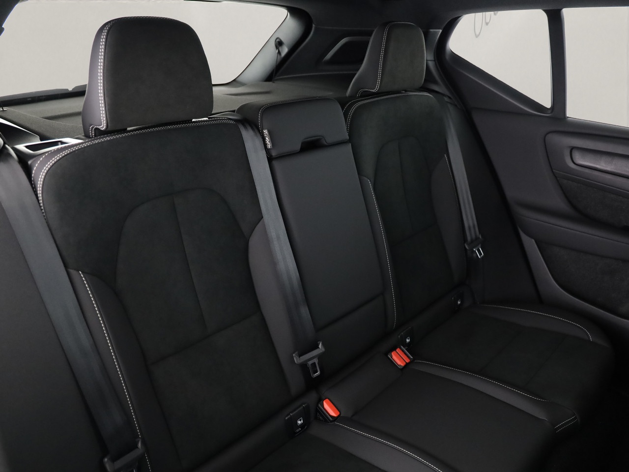 VOLVO XC40 2.0 B4 MH Black Edition-image-7