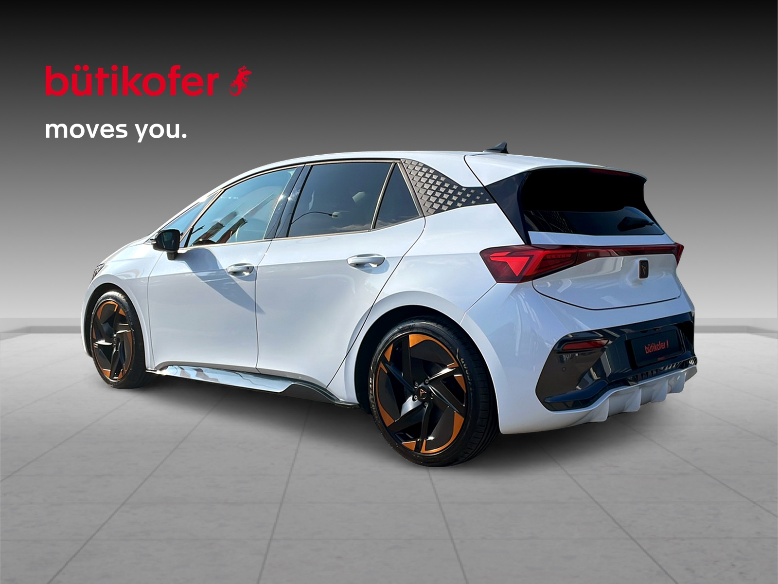 CUPRA Born El primero tres-showroom-element-3