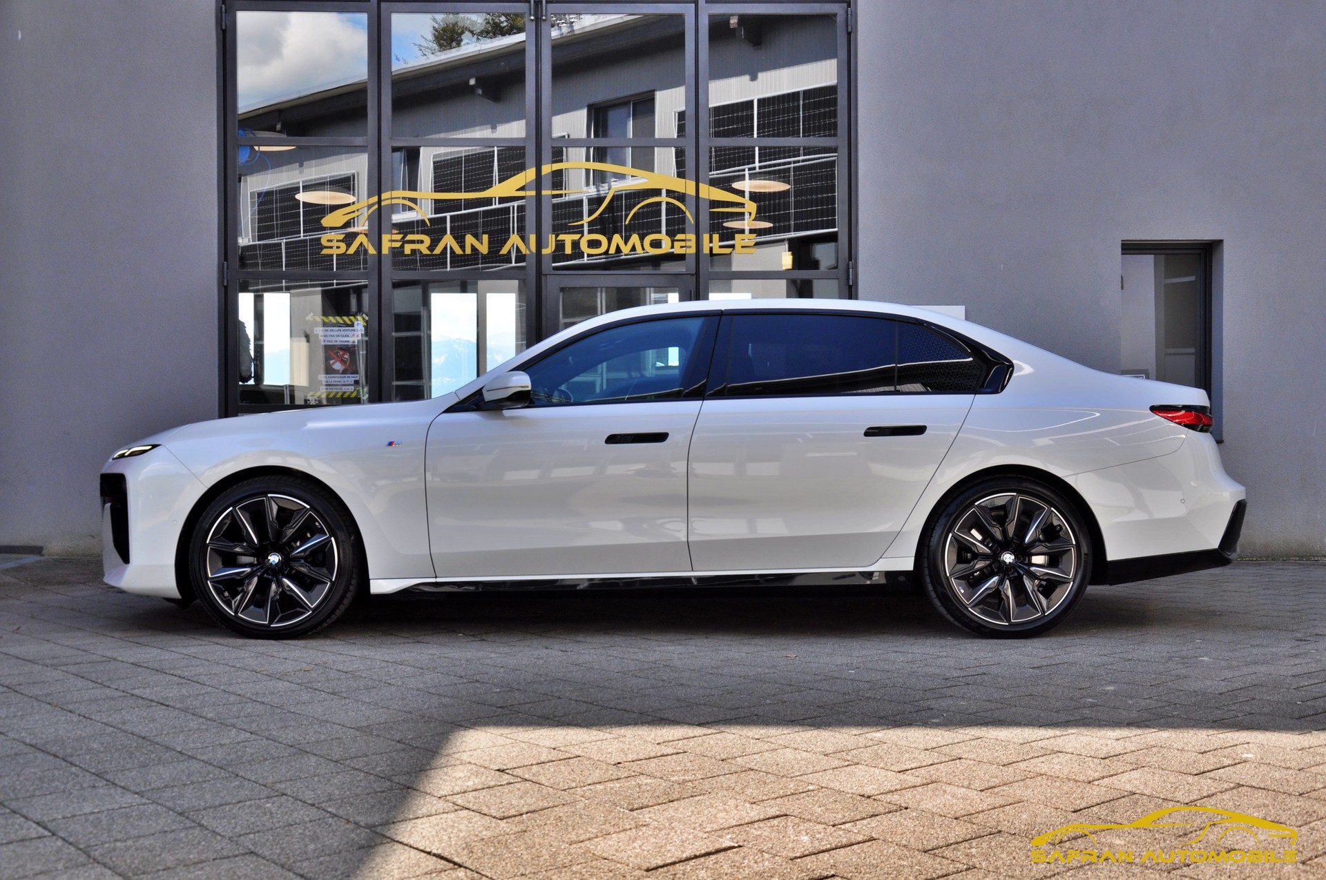 BMW 740d xDrive 48V M Sport Pro Steptronic-image-3