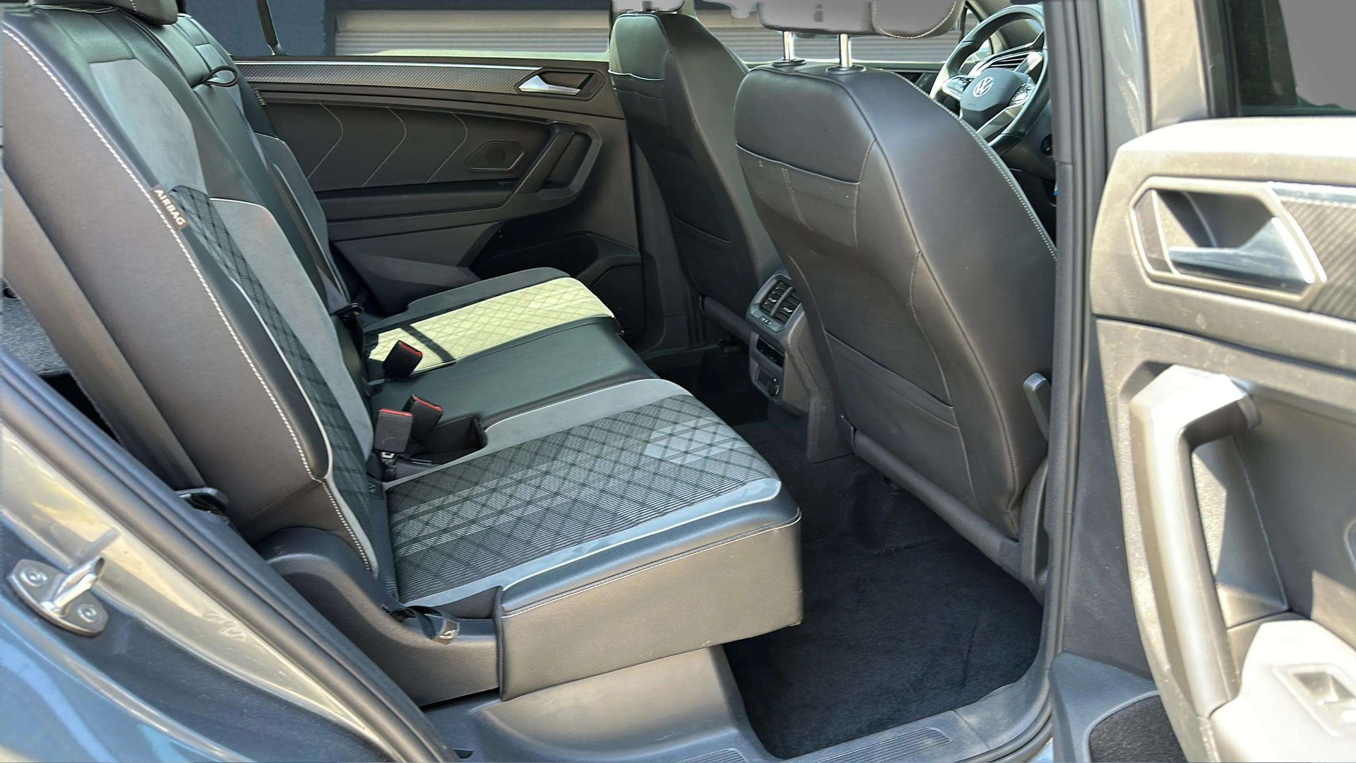 VW Tiguan Allspace 2.0 TDI SCR R-Line 4Motion DSG 7 Plätzer mit AHK & Black Style-image-13