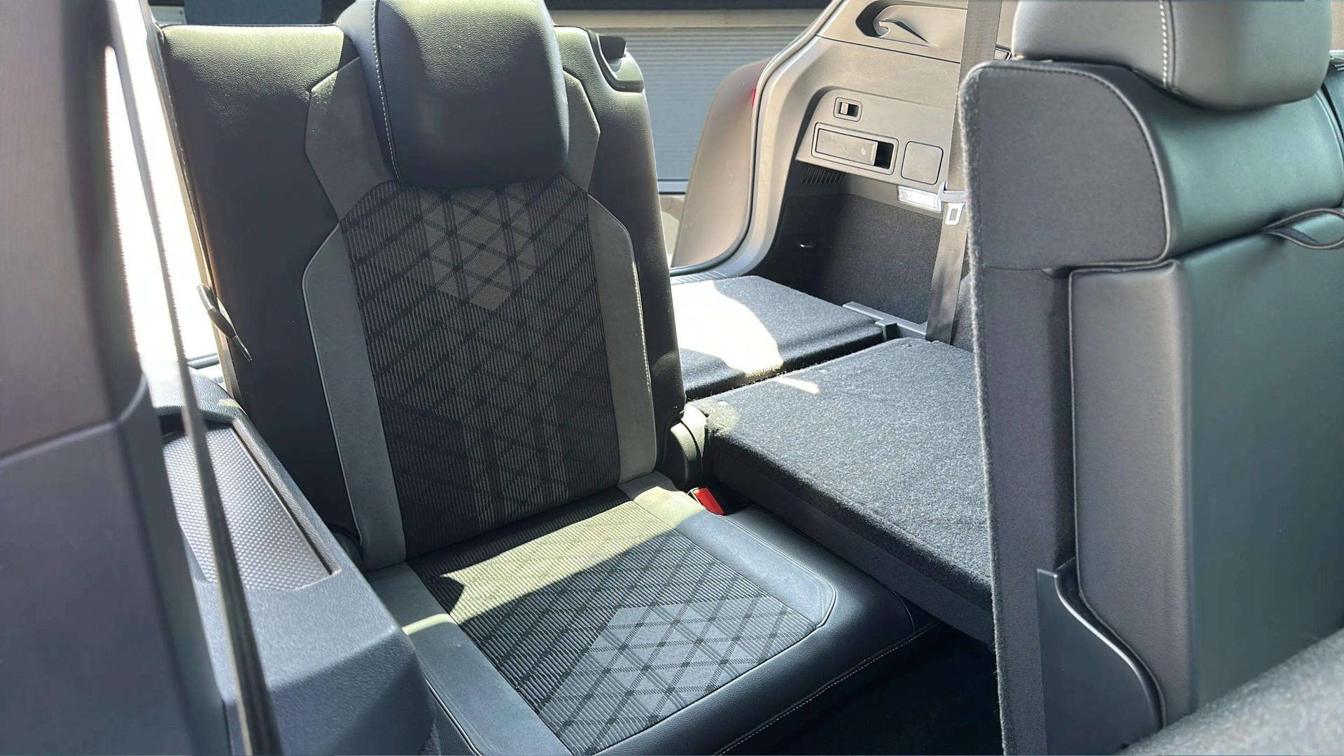 VW Tiguan Allspace 2.0 TDI SCR R-Line 4Motion DSG 7 Plätzer mit AHK & Black Style-image-14
