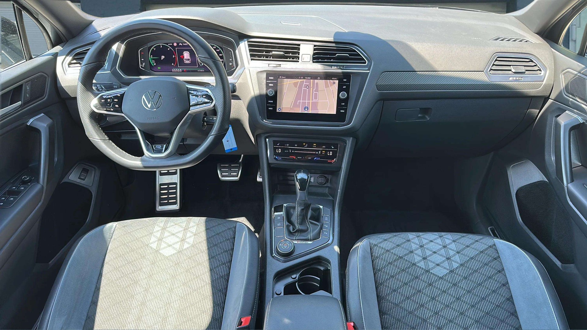 VW Tiguan Allspace 2.0 TDI SCR R-Line 4Motion DSG 7 Plätzer mit AHK & Black Style-image-9