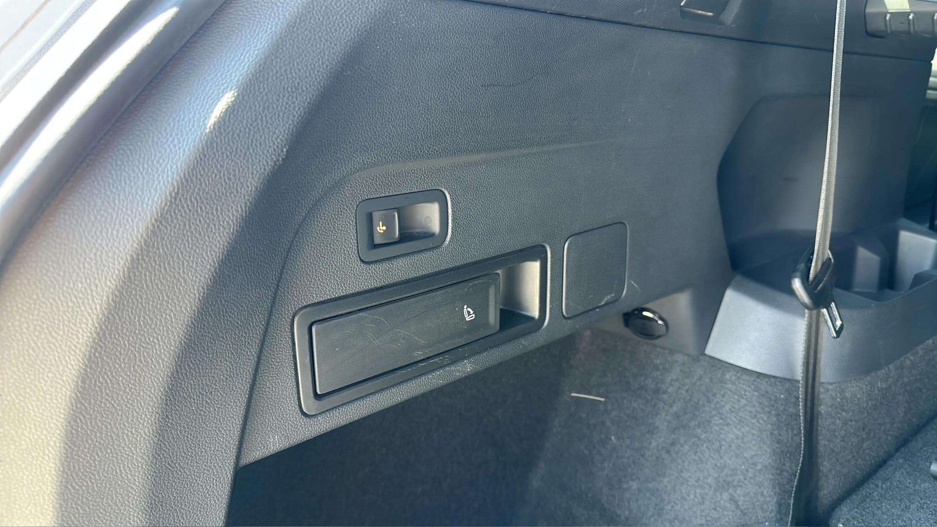 VW Tiguan Allspace 2.0 TDI SCR R-Line 4Motion DSG 7 Plätzer mit AHK & Black Style-image-17