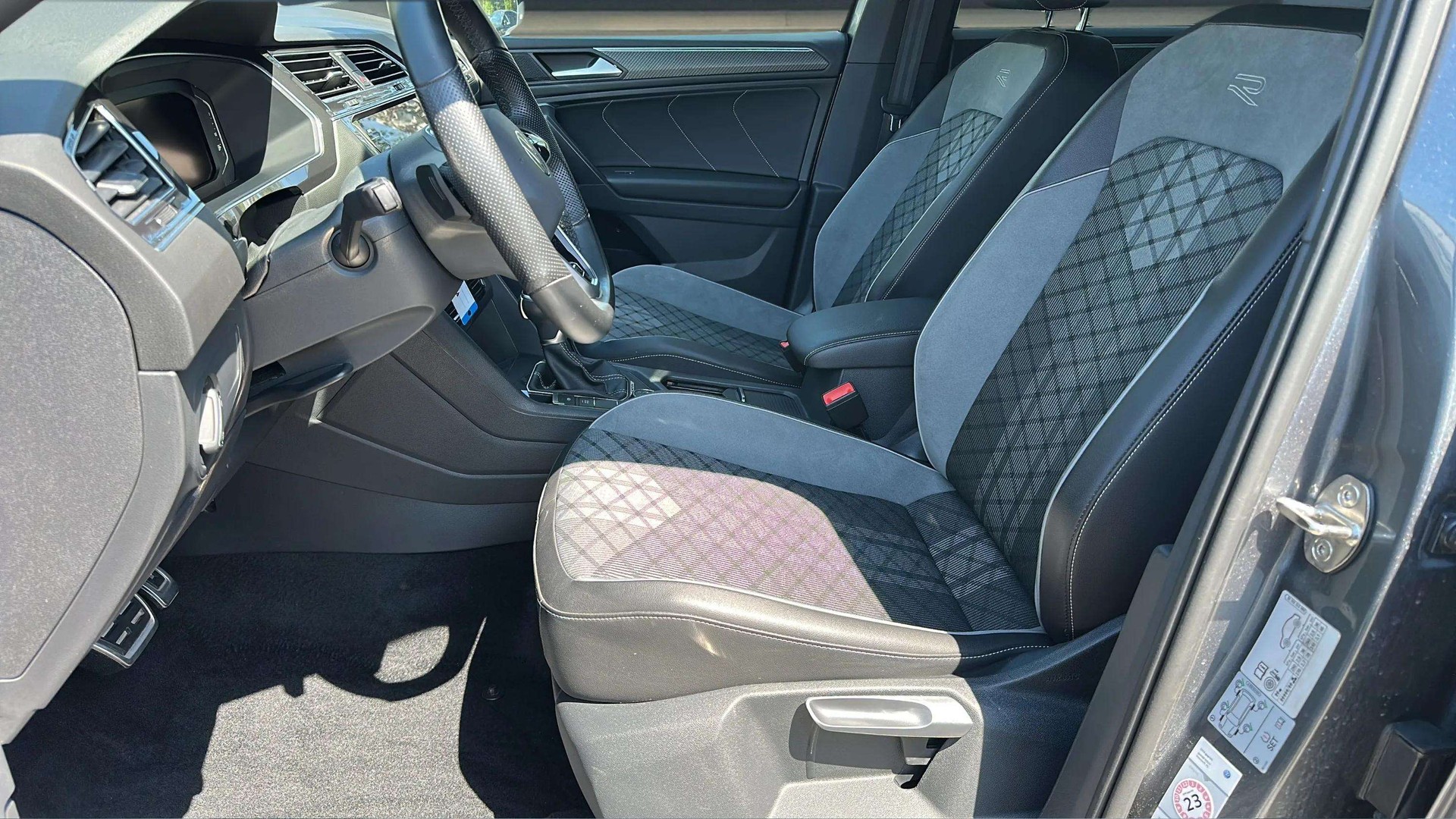 VW Tiguan Allspace 2.0 TDI SCR R-Line 4Motion DSG 7 Plätzer mit AHK & Black Style-image-10