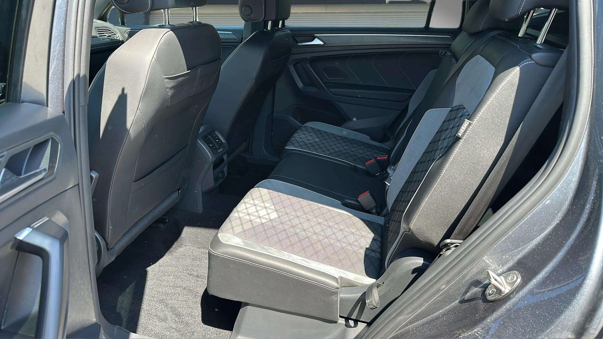 VW Tiguan Allspace 2.0 TDI SCR R-Line 4Motion DSG 7 Plätzer mit AHK & Black Style-image-12