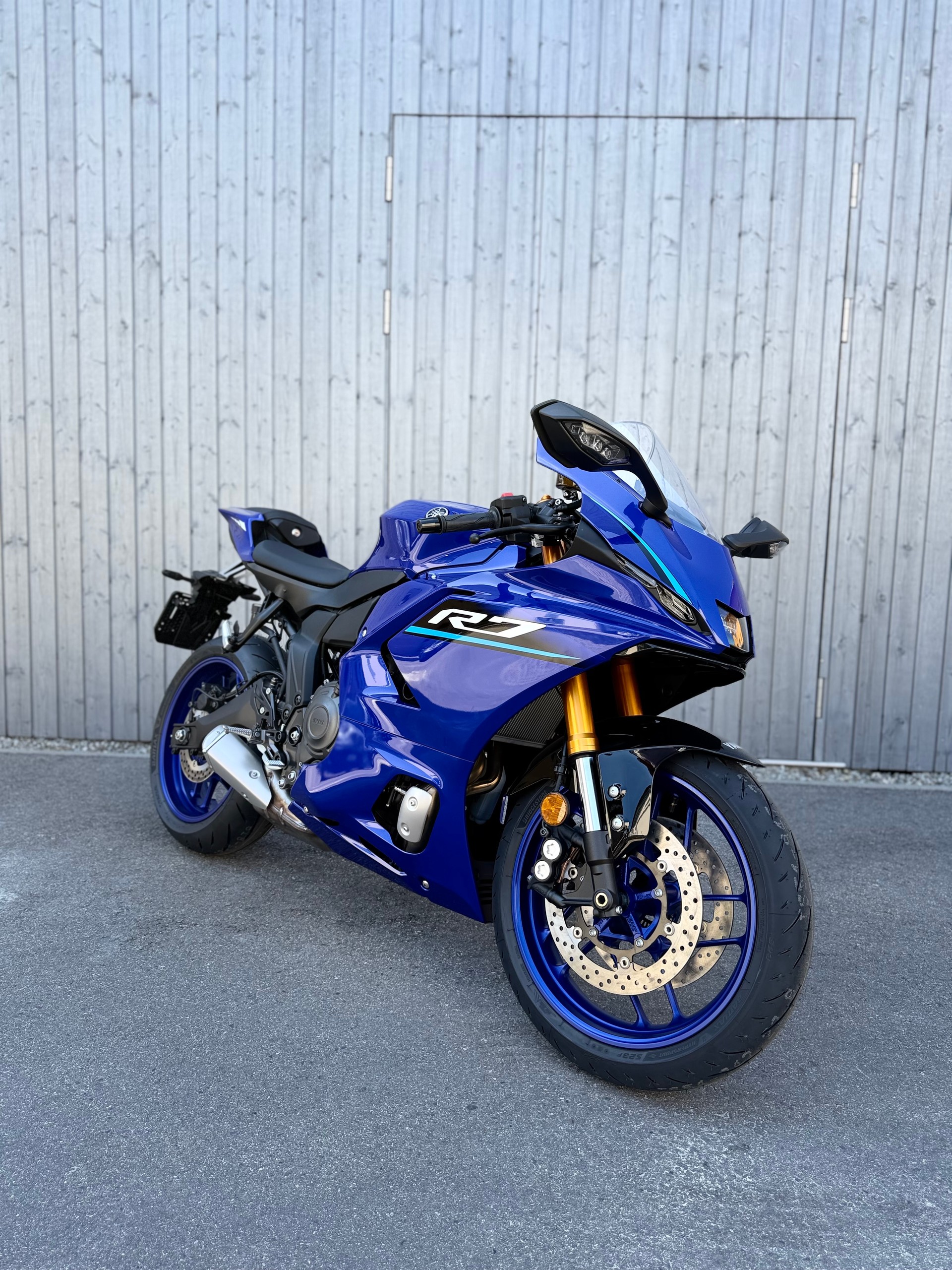 YAMAHA R7-showroom-element-1