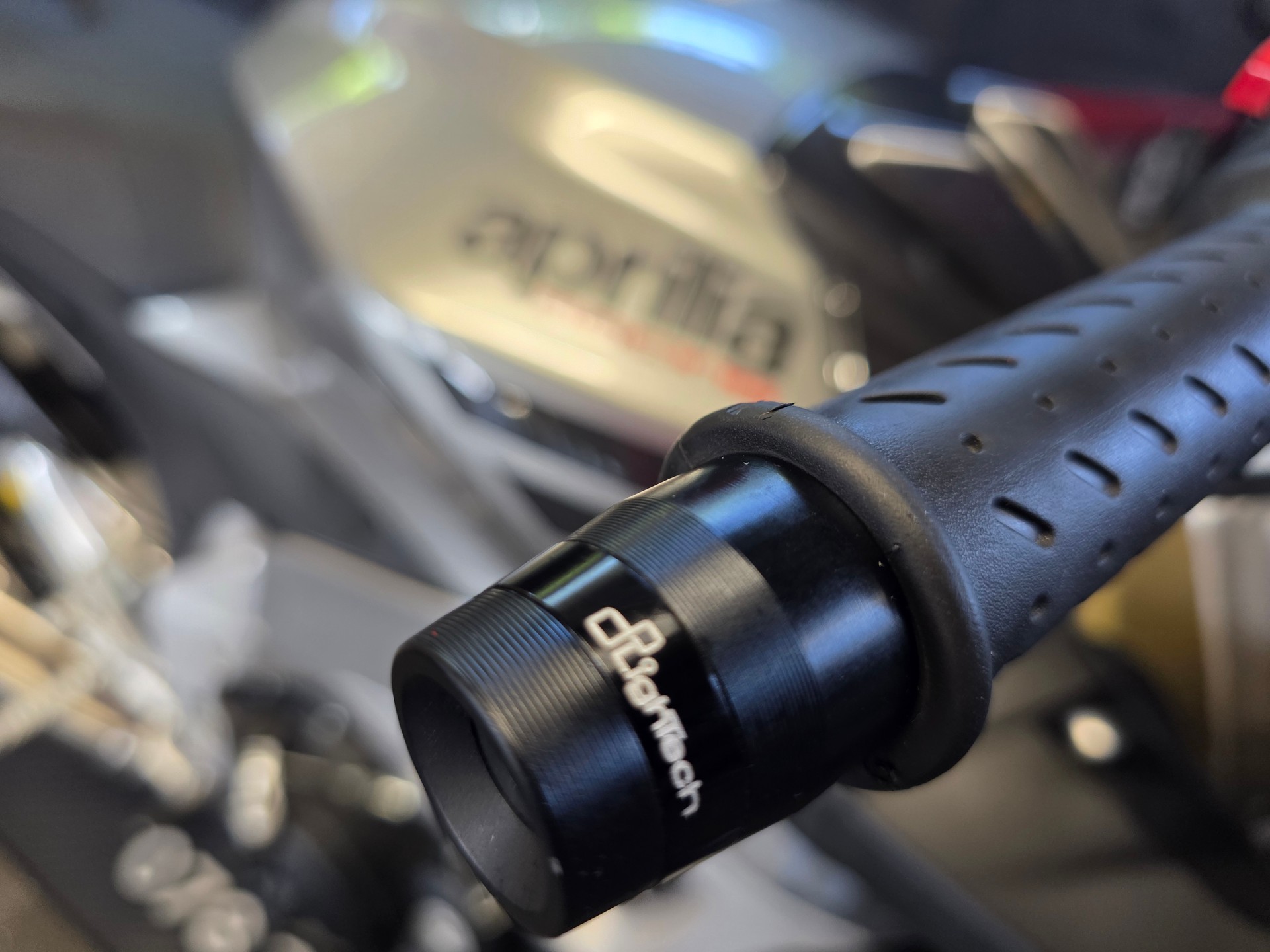APRILIA Tuono V4 1100 R-image-7