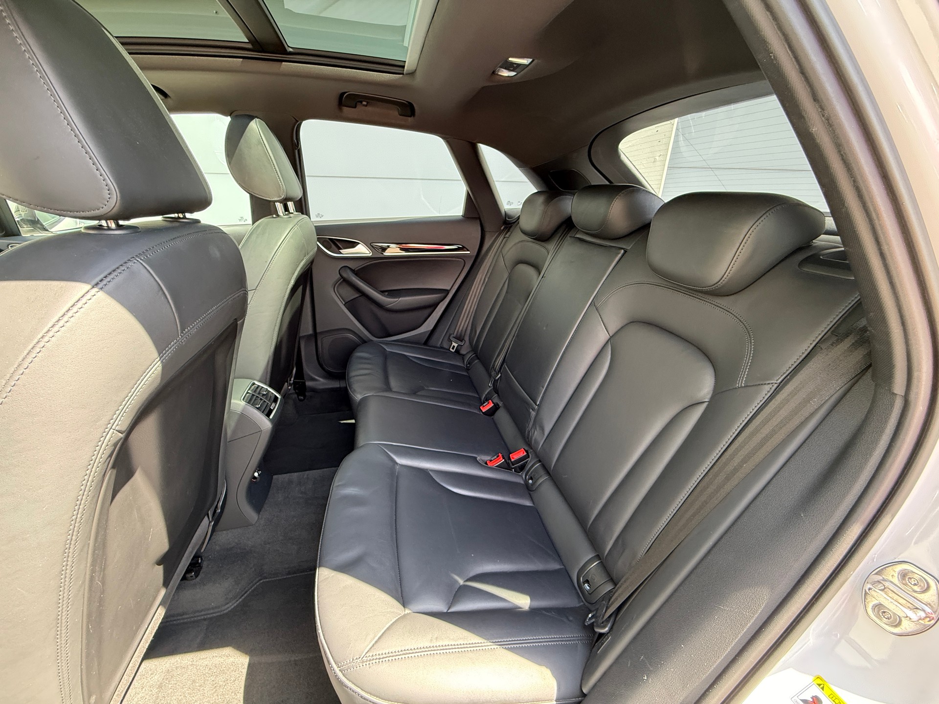 AUDI Q3 2.0 TDI sport quattro S line mit Panoramadach-image-23