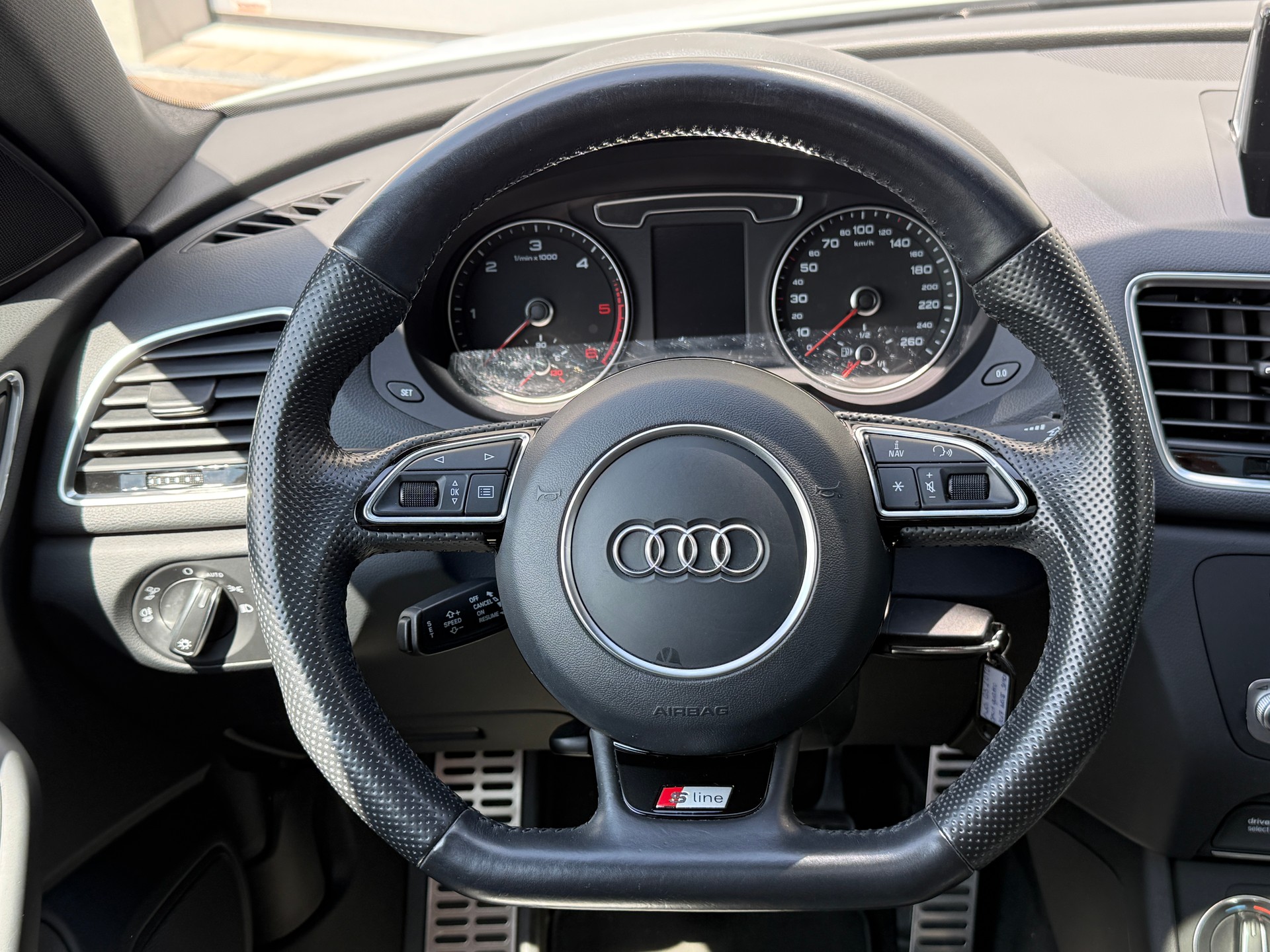 AUDI Q3 2.0 TDI sport quattro S line mit Panoramadach-image-17