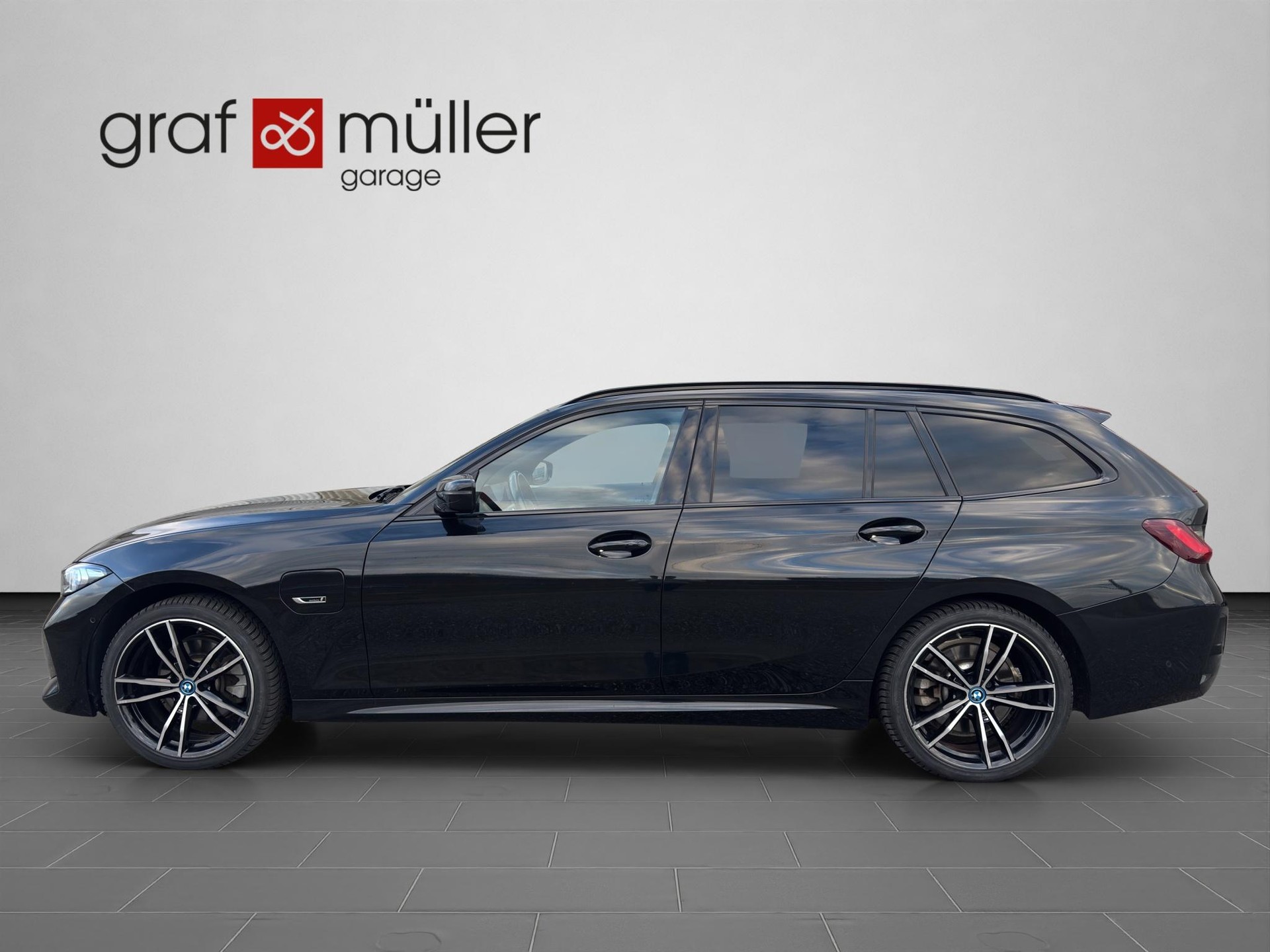 BMW 320e xDrive Touring-image-1