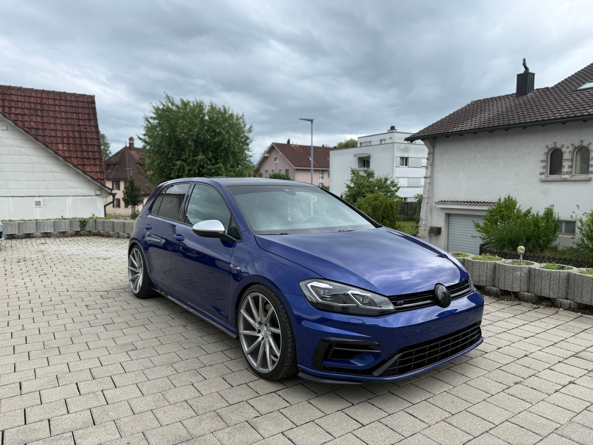 VW Golf 2.0 TSI R 4Motion DSG-image-1