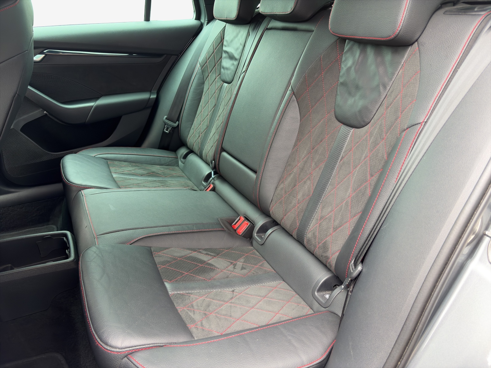 SKODA Octavia Combi 2.0 TSI DSG RS-image-11
