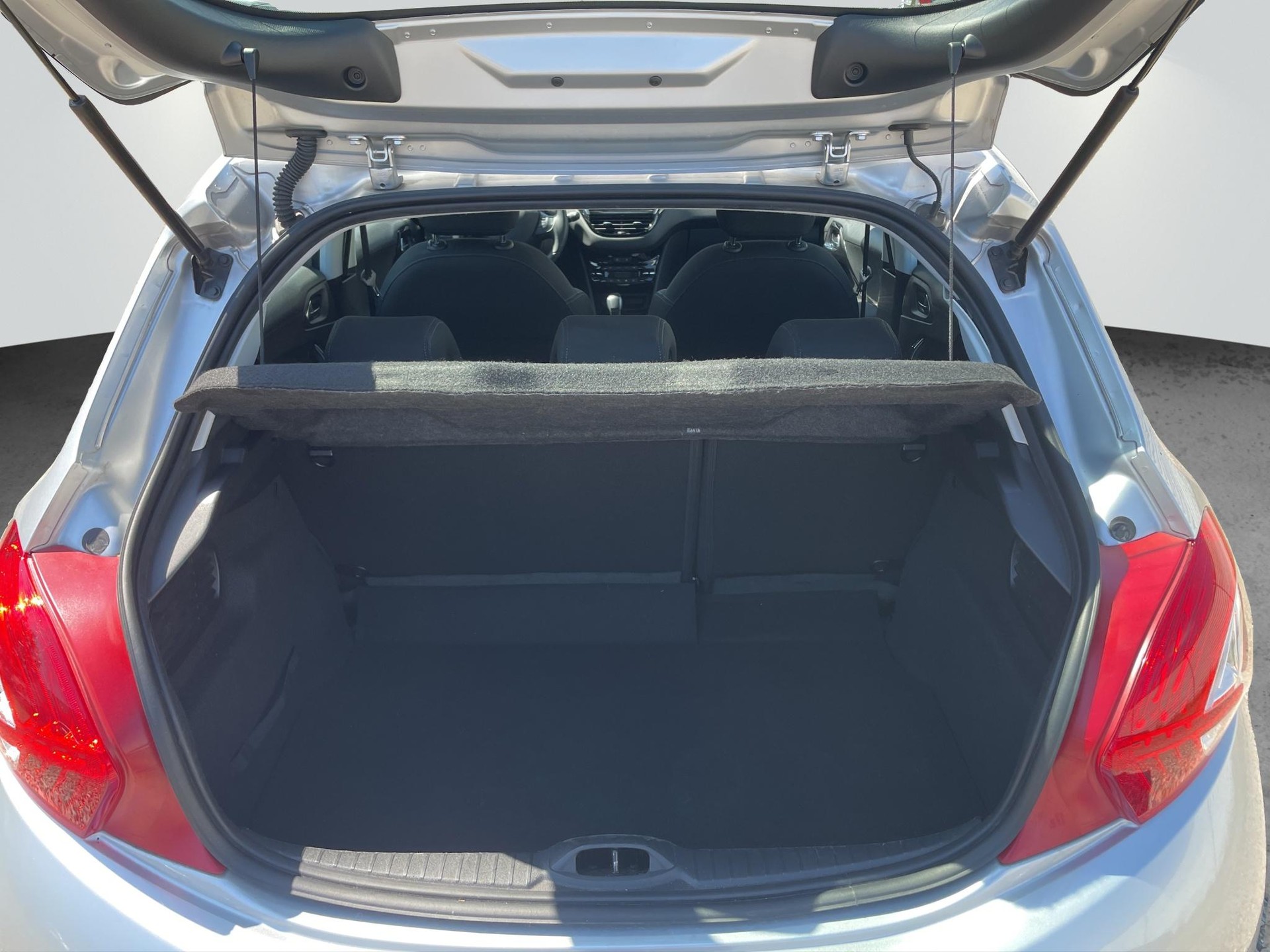 PEUGEOT 208 1.6 VTi Allure-image-13