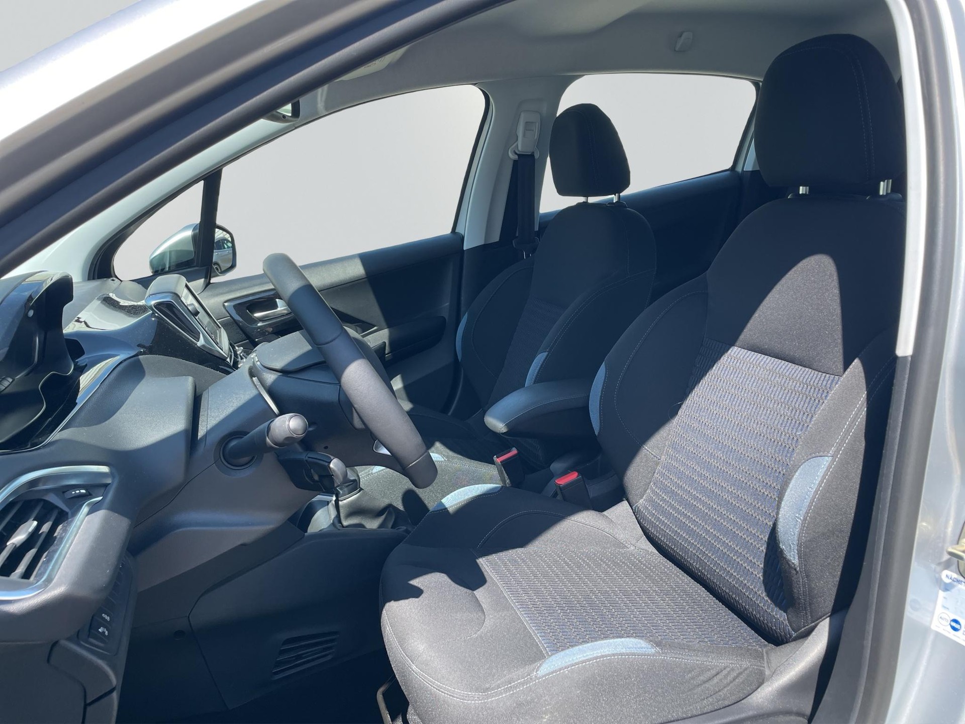 PEUGEOT 208 1.6 VTi Allure-image-9