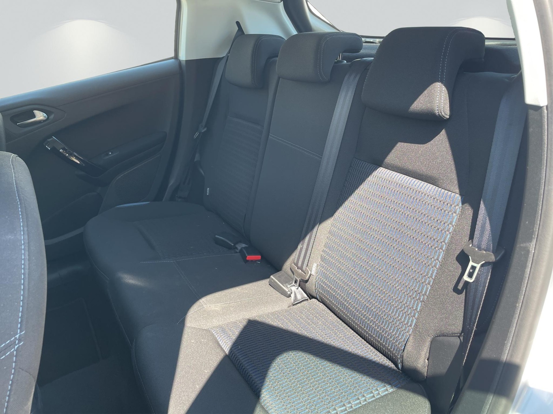 PEUGEOT 208 1.6 VTi Allure-image-12