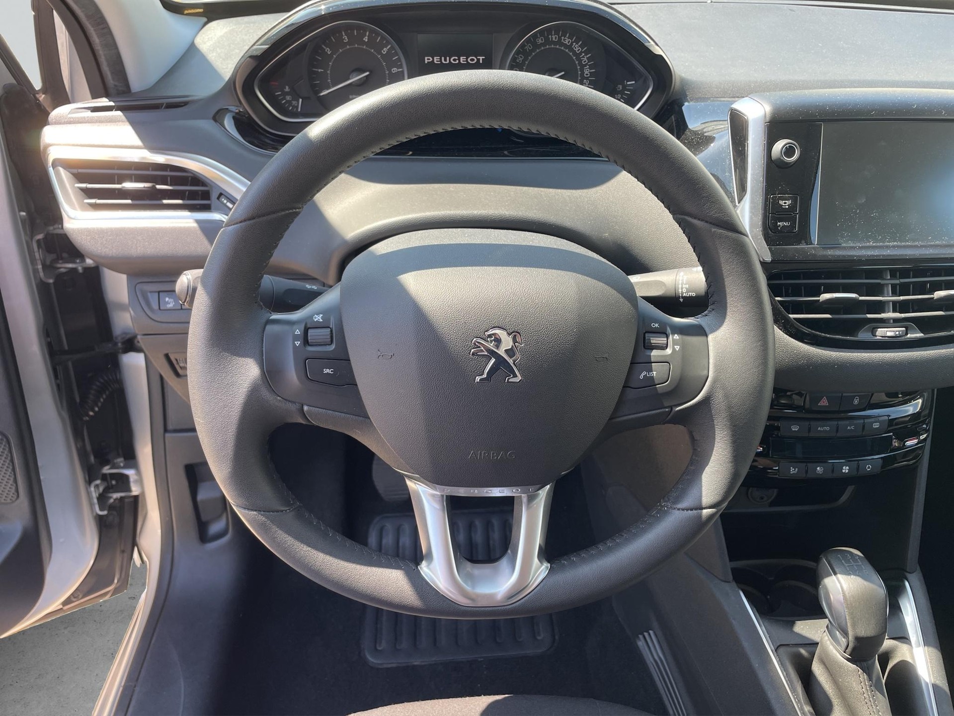 PEUGEOT 208 1.6 VTi Allure-image-10