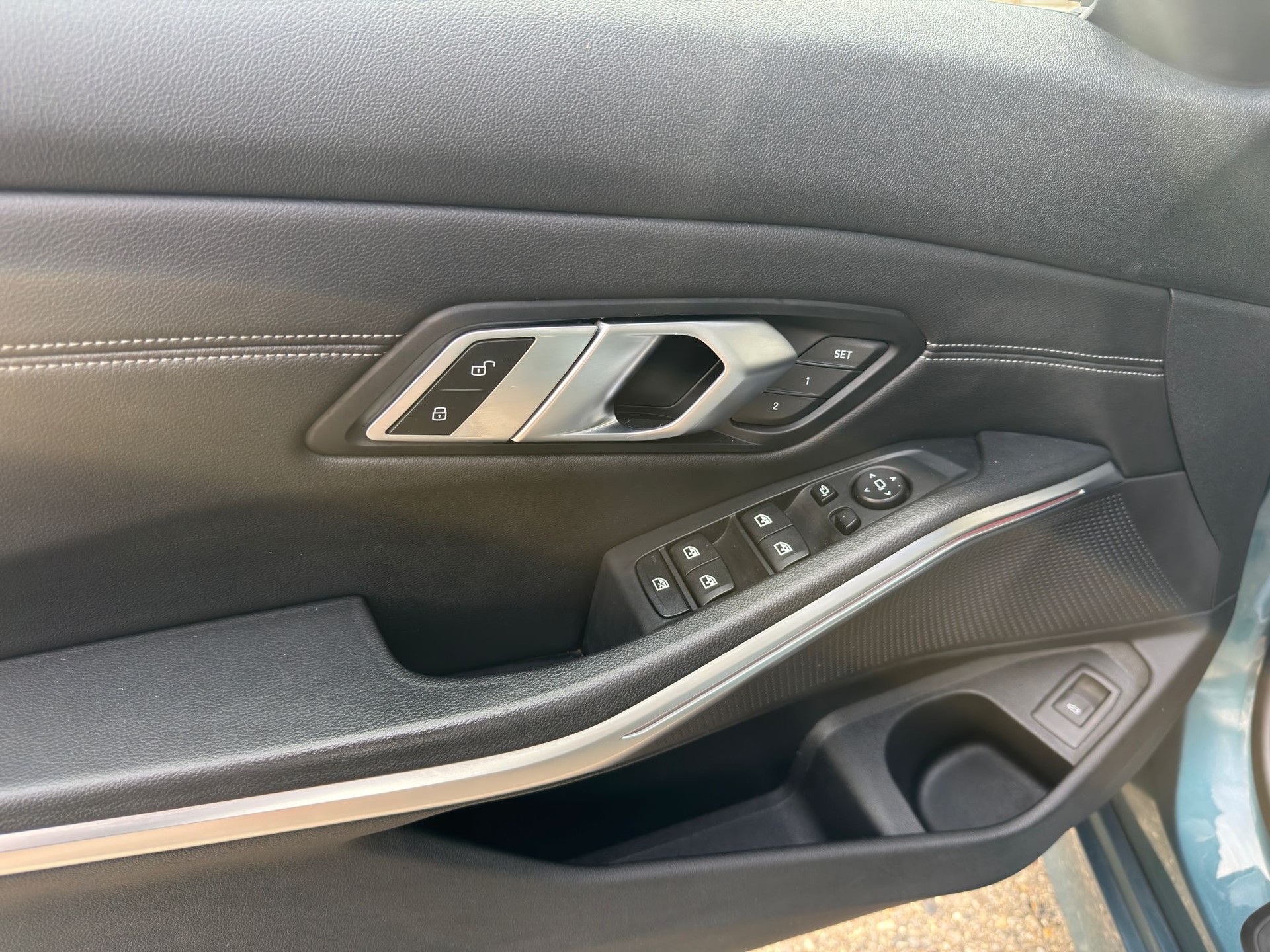 BMW 330d xDrive 48V Touring Steptronic-image-14