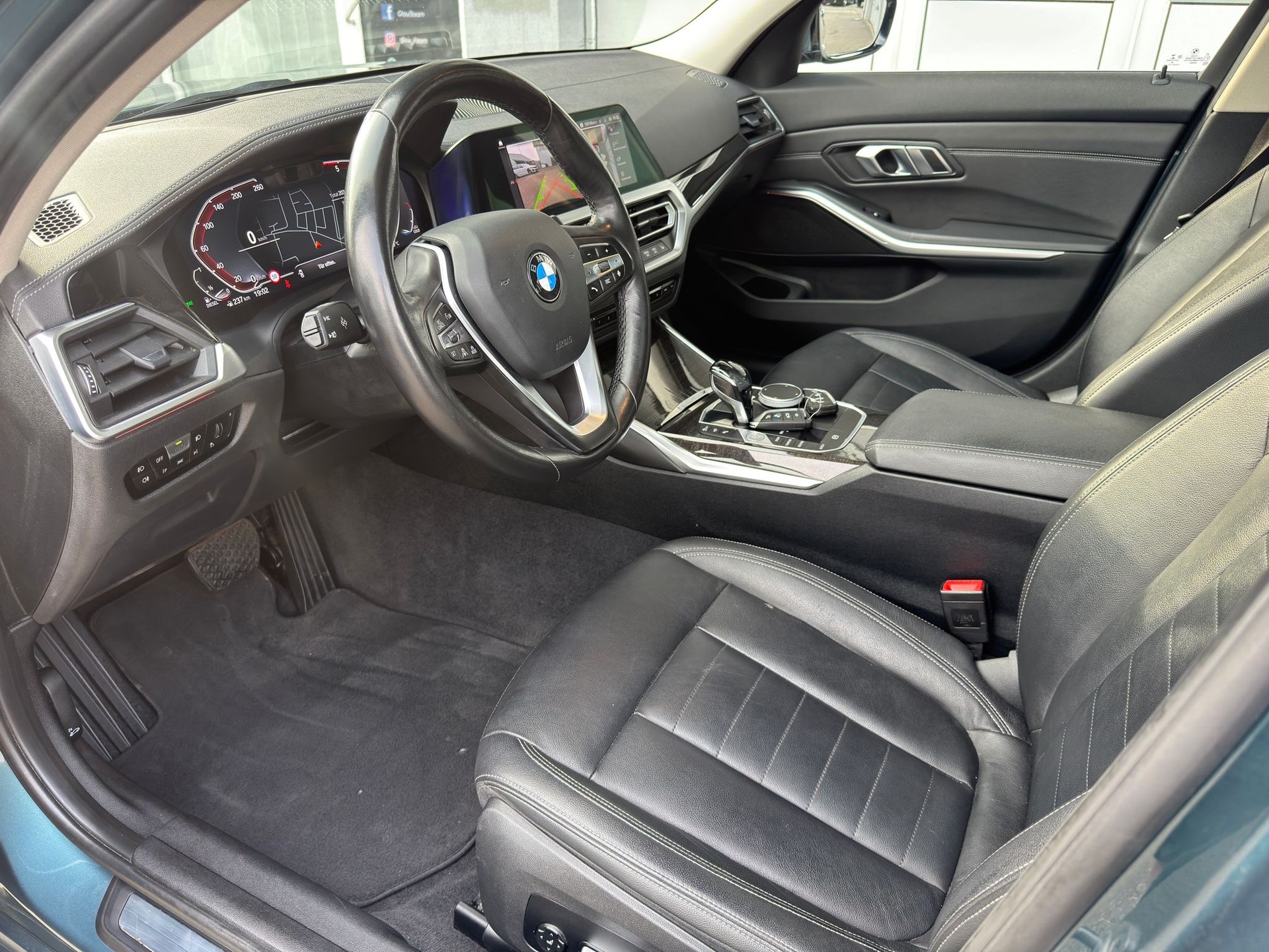 BMW 330d xDrive 48V Touring Steptronic-image-8
