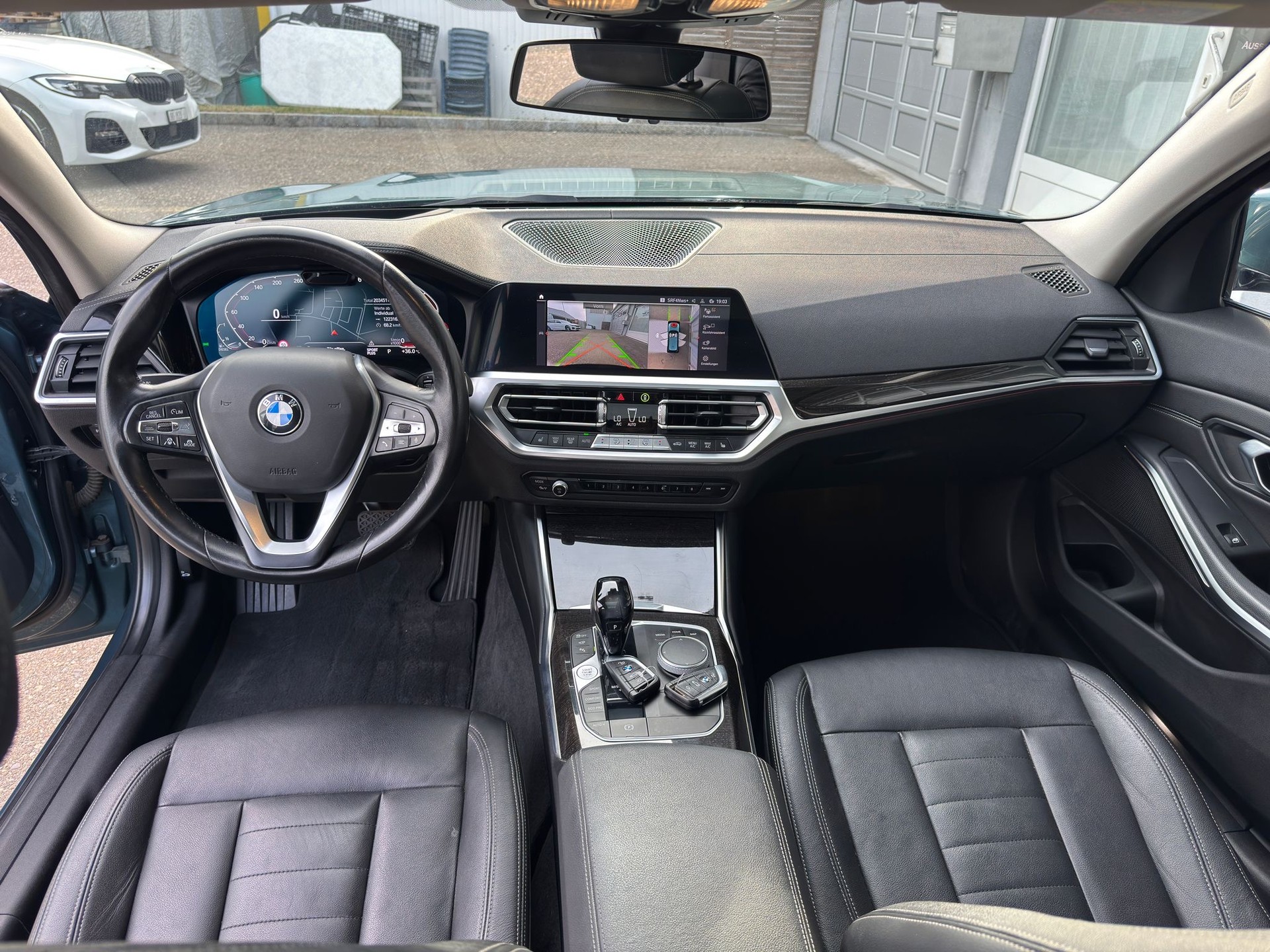 BMW 330d xDrive 48V Touring Steptronic-image-9