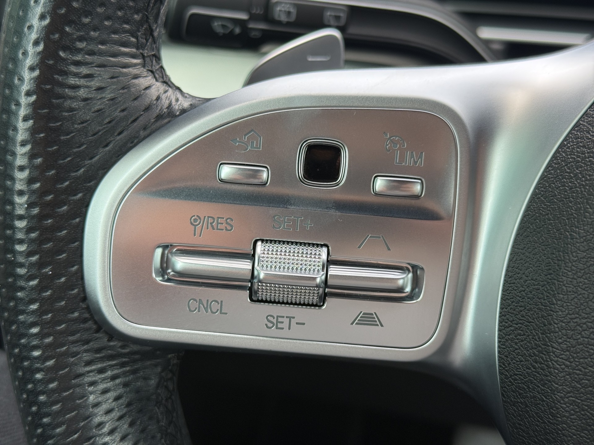MERCEDES-BENZ GLE 300 d AMG Line 4matic-image-17