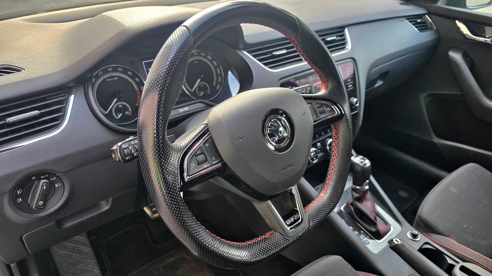 SKODA Octavia Combi 2.0 TDI RS 4x4 DSG-image-9