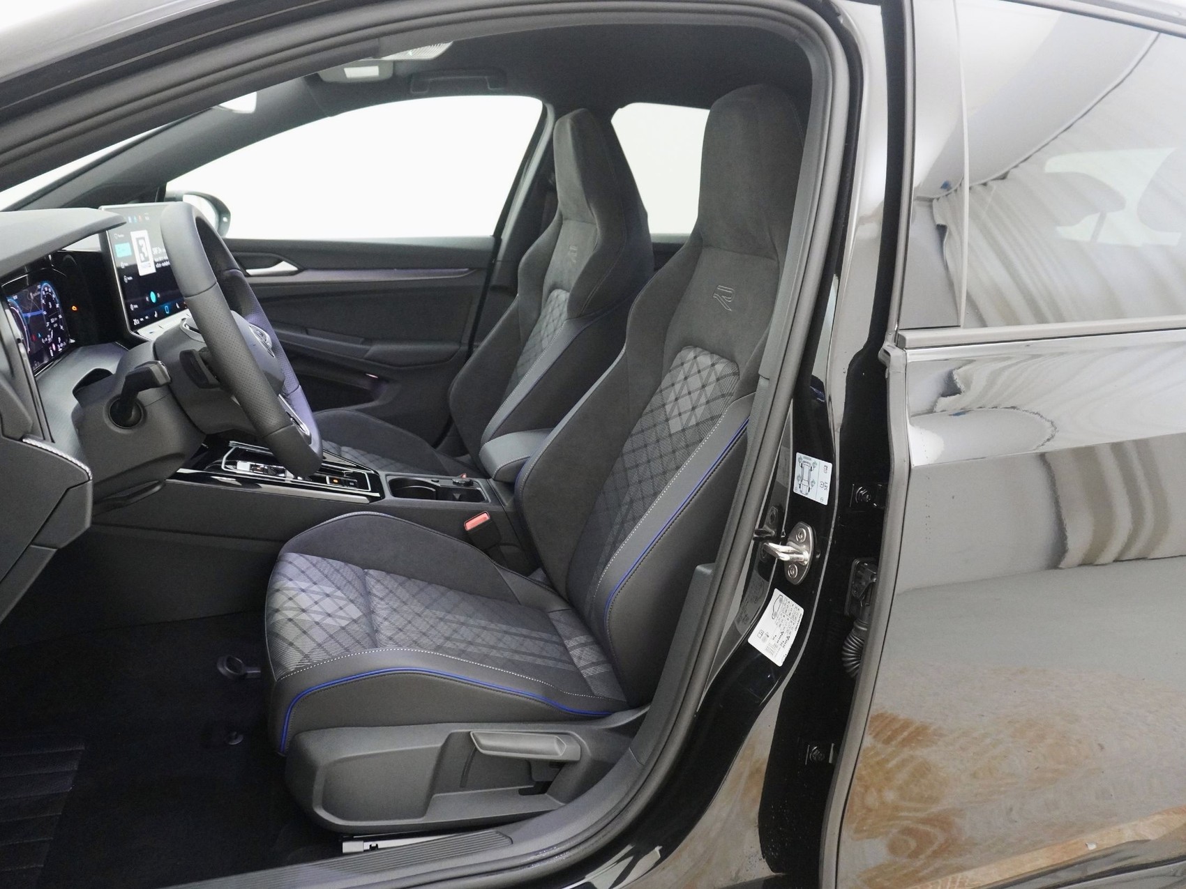 VW Golf VIII 1.5 eTSI R-Line DSG-image-11
