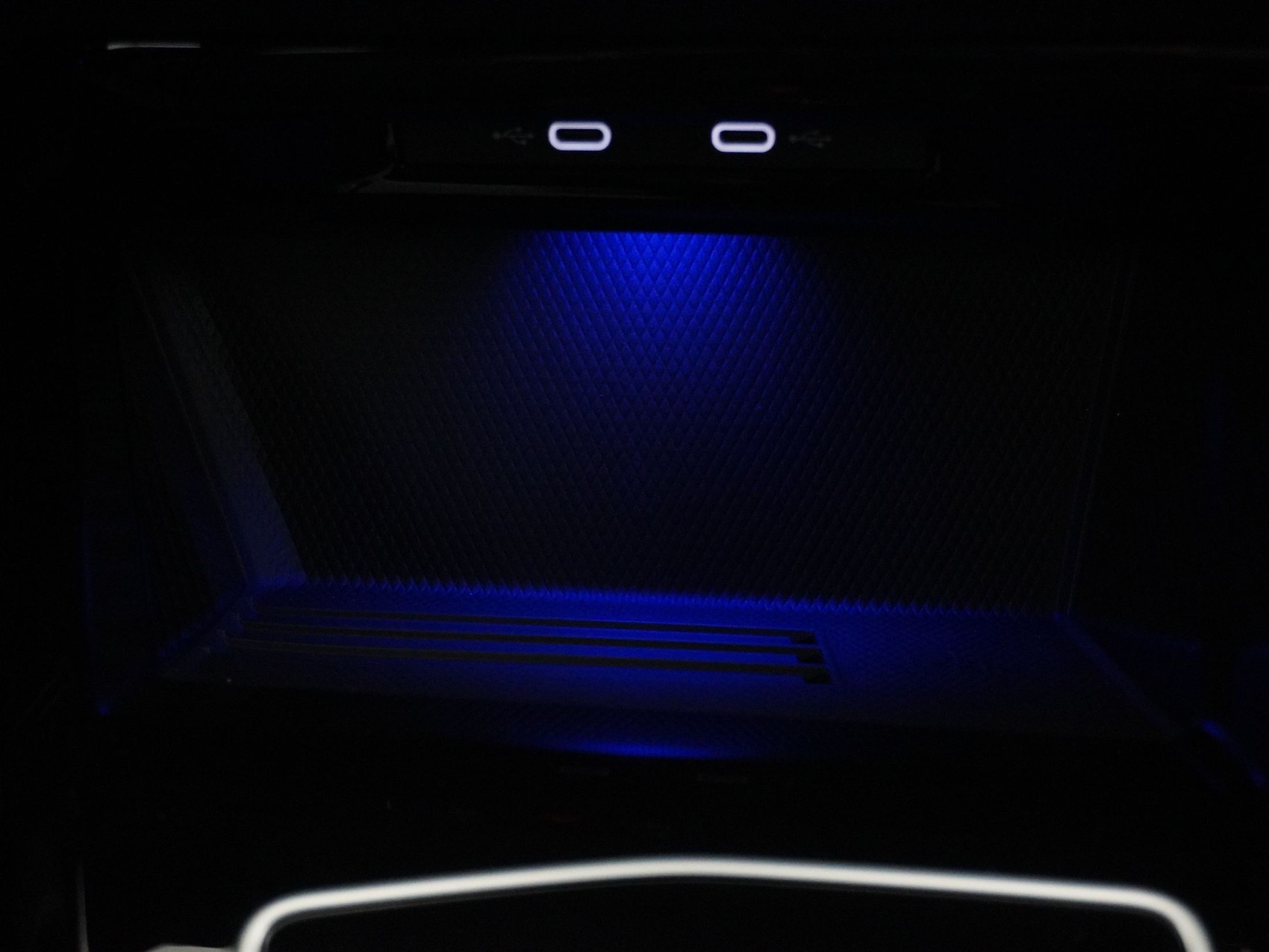 VW Golf VIII 1.5 eTSI R-Line DSG-image-19