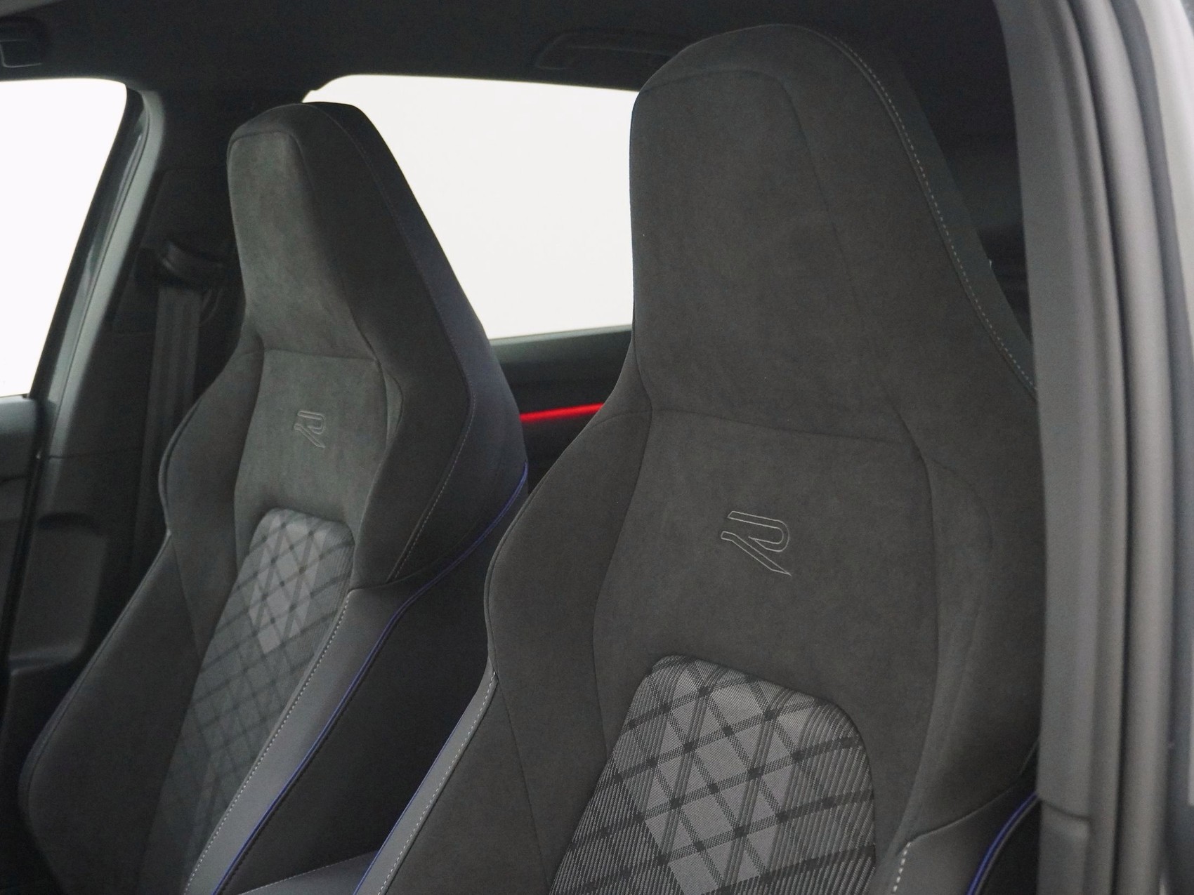 VW Golf VIII 1.5 eTSI R-Line DSG-image-12
