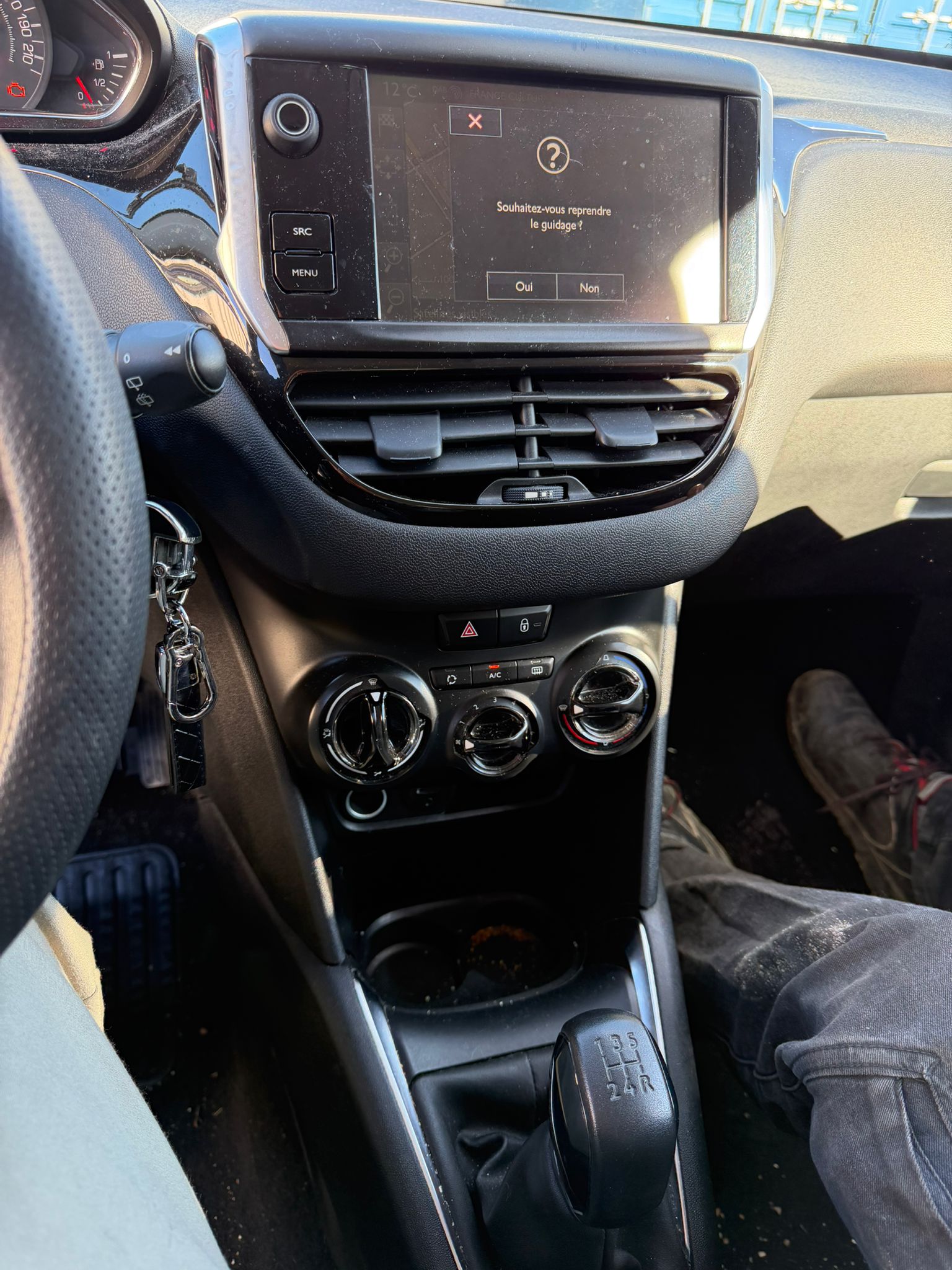 PEUGEOT 208 1.2 VTI Style-image-5