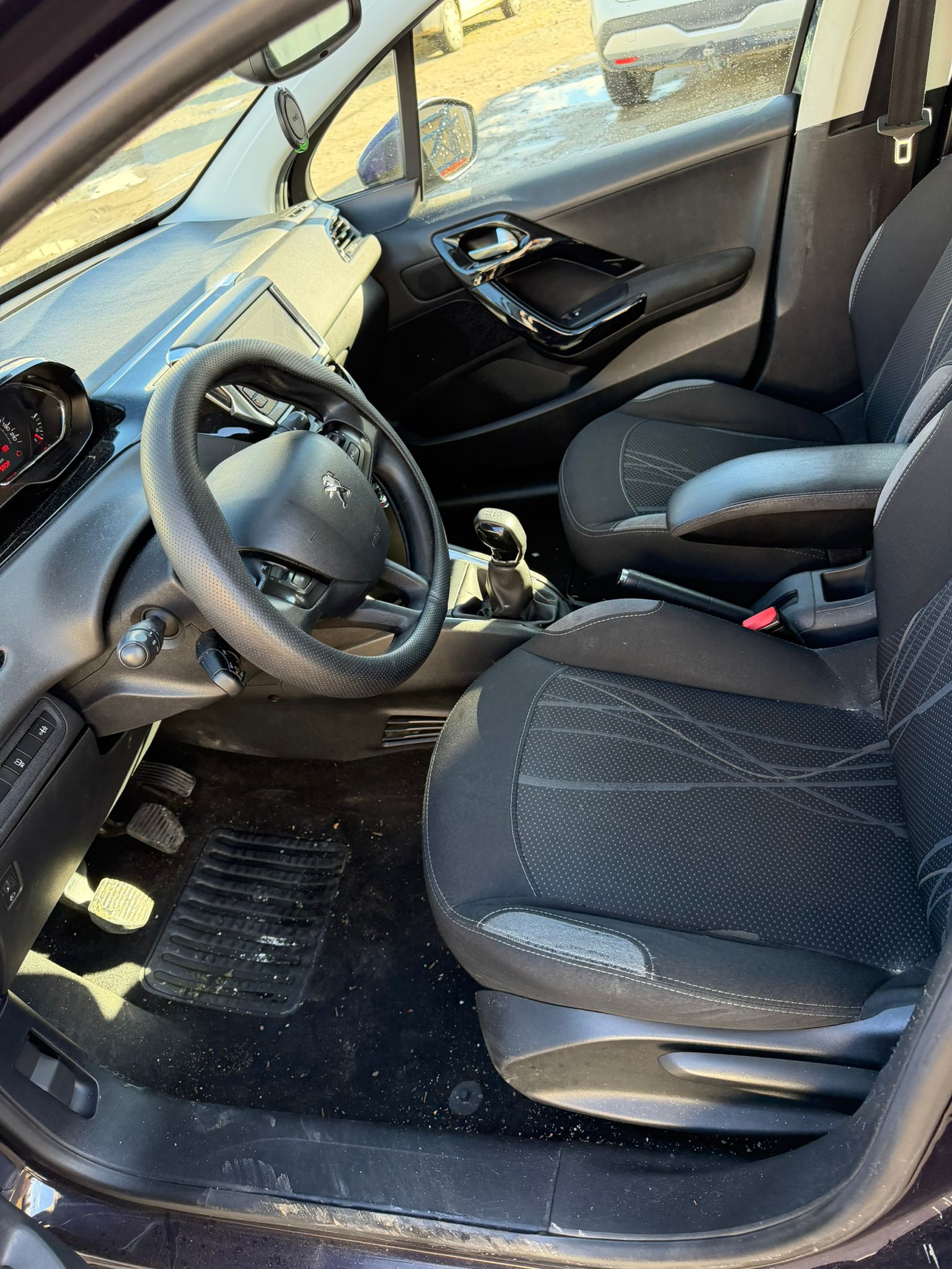 PEUGEOT 208 1.2 VTI Style-image-1