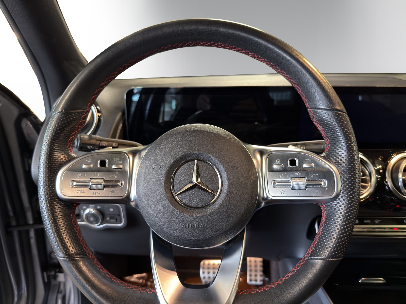 MERCEDES-BENZ GLB 250 4Matic AMG Line 8G-Tronic-image-13