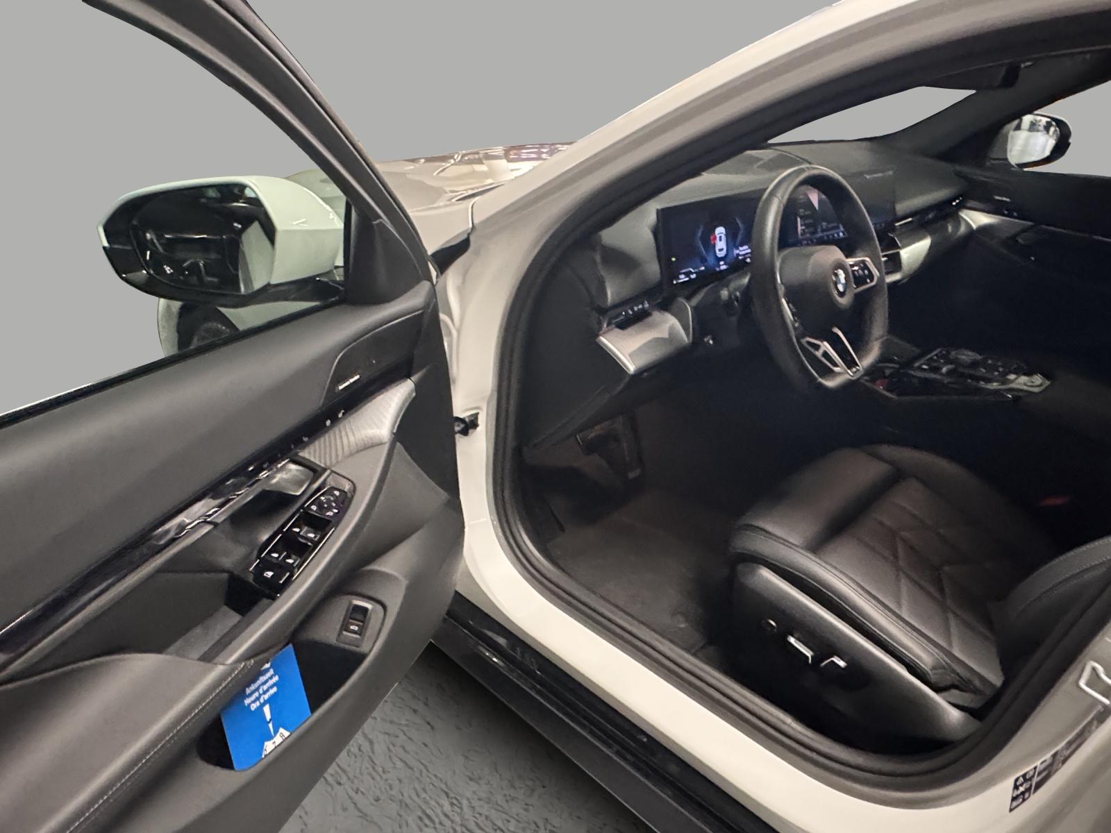BMW 520d xDrive Touring-image-11