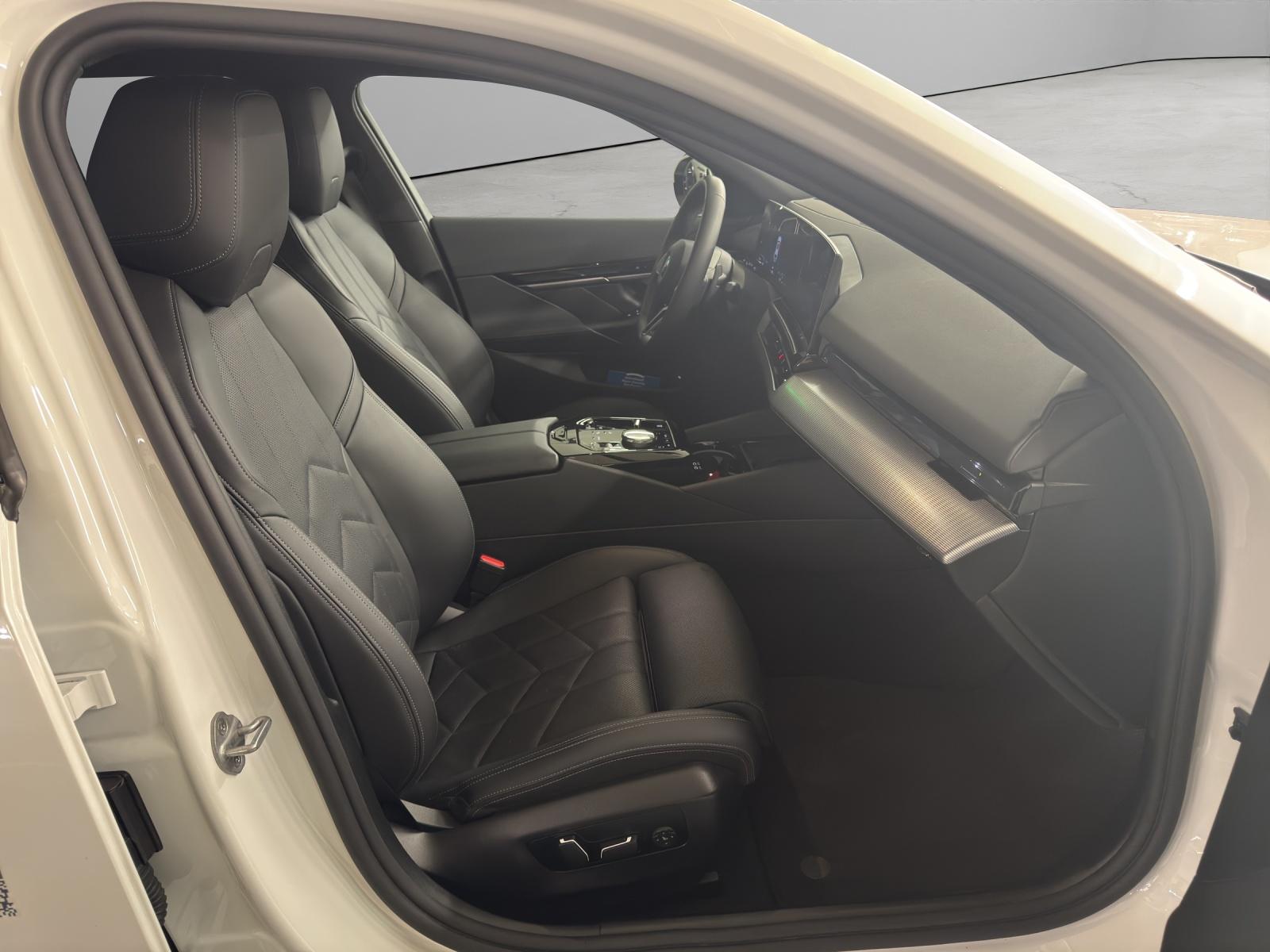 BMW 520d xDrive Touring-image-14
