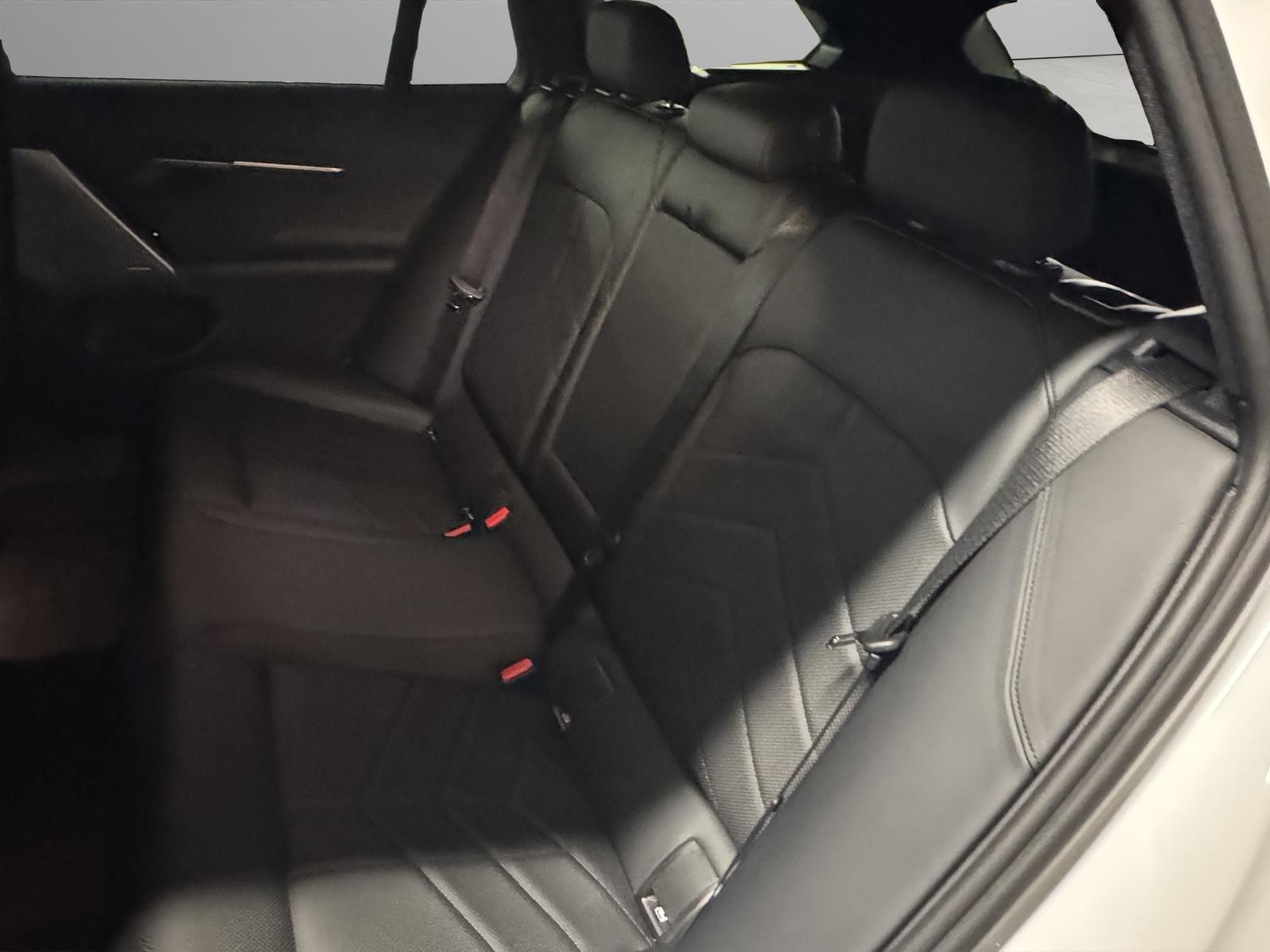 BMW 520d xDrive Touring-image-13