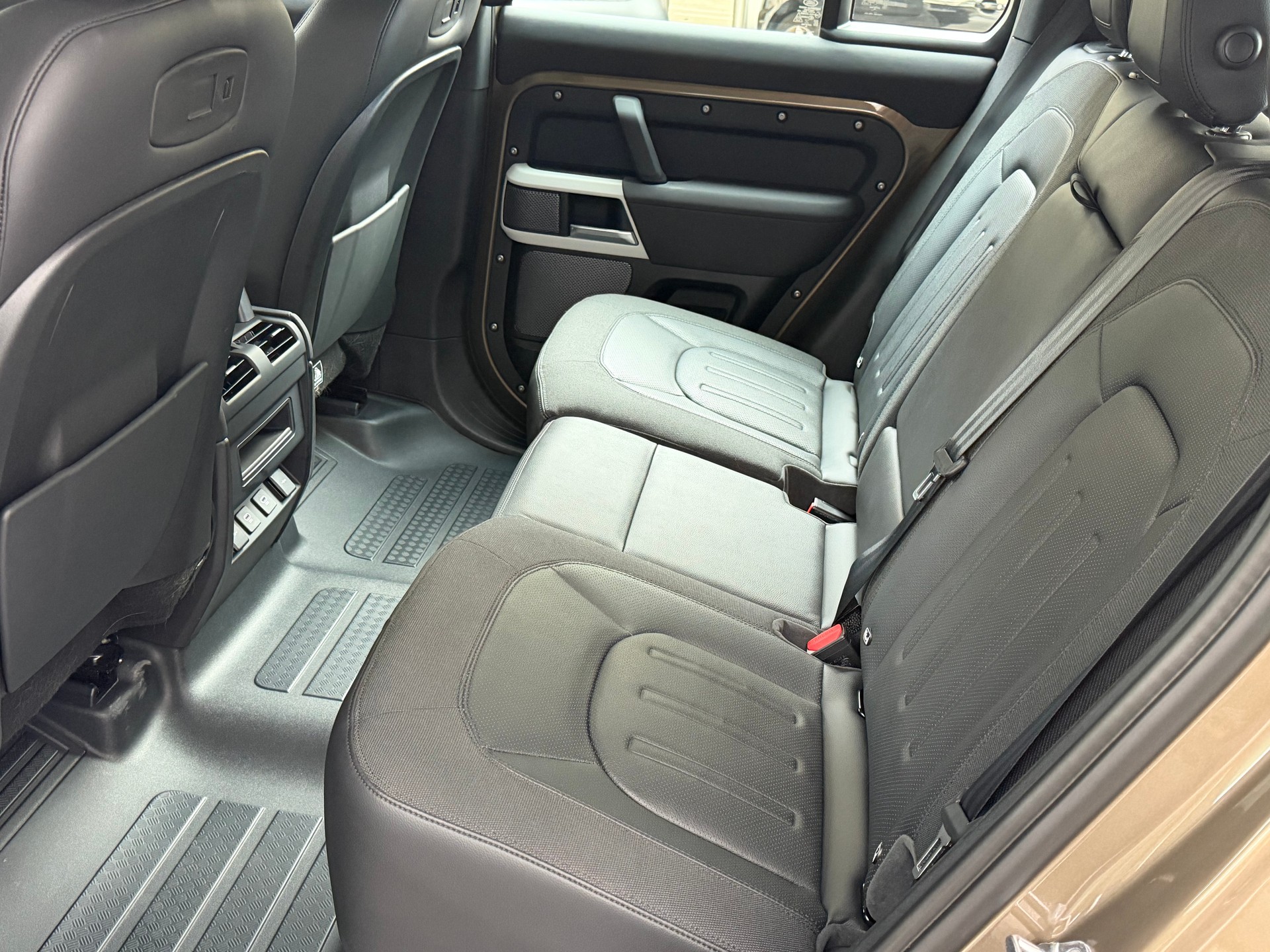 LAND ROVER Defender 110 P300 Si4 X-Dynamic SE AT8-image-6