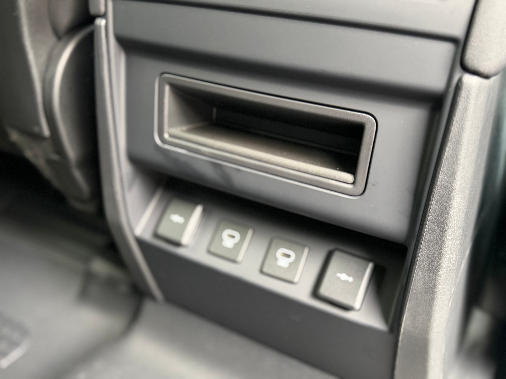 LAND ROVER Defender 110 P300 Si4 X-Dynamic SE AT8-image-8