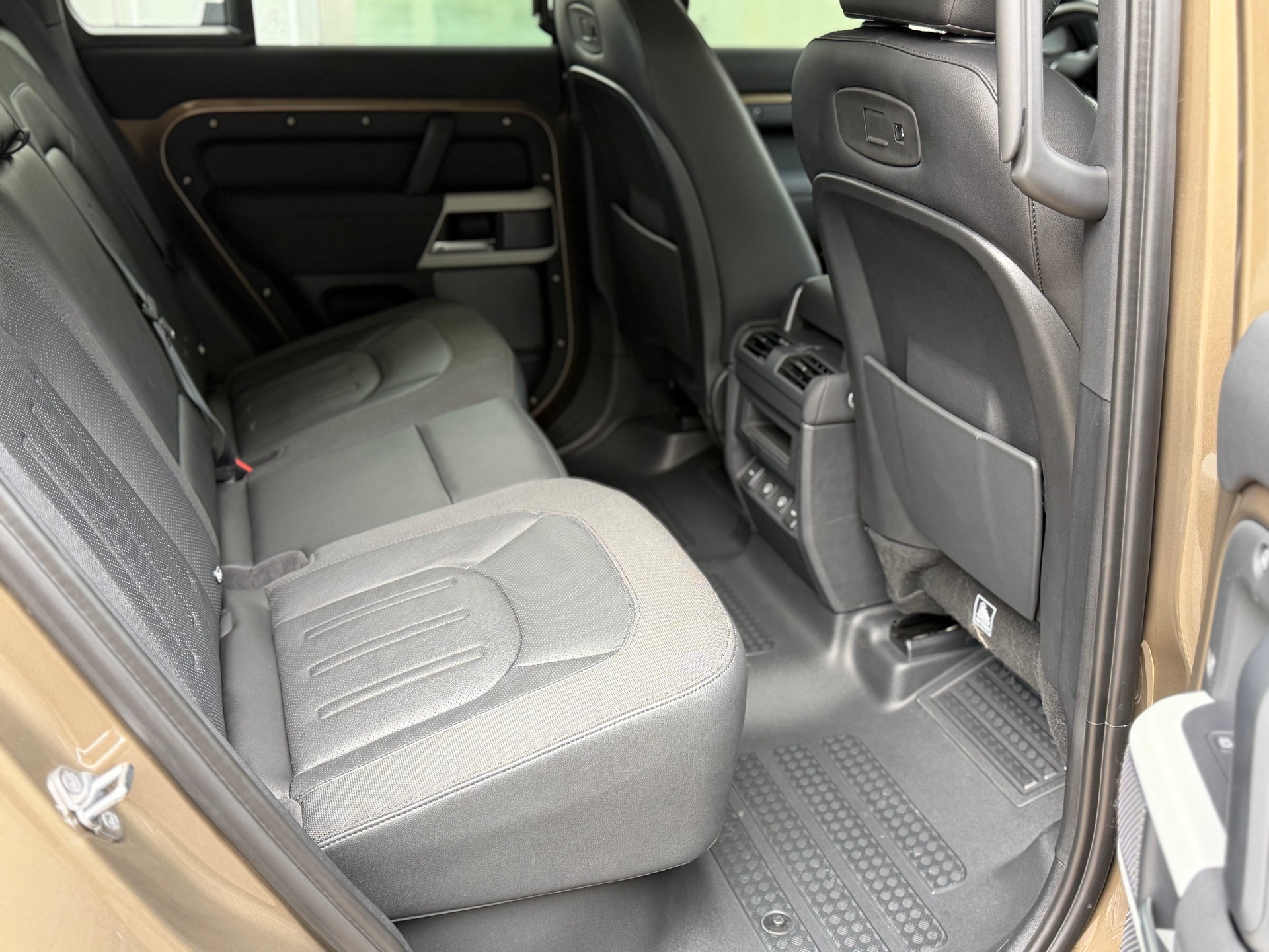 LAND ROVER Defender 110 P300 Si4 X-Dynamic SE AT8-image-7