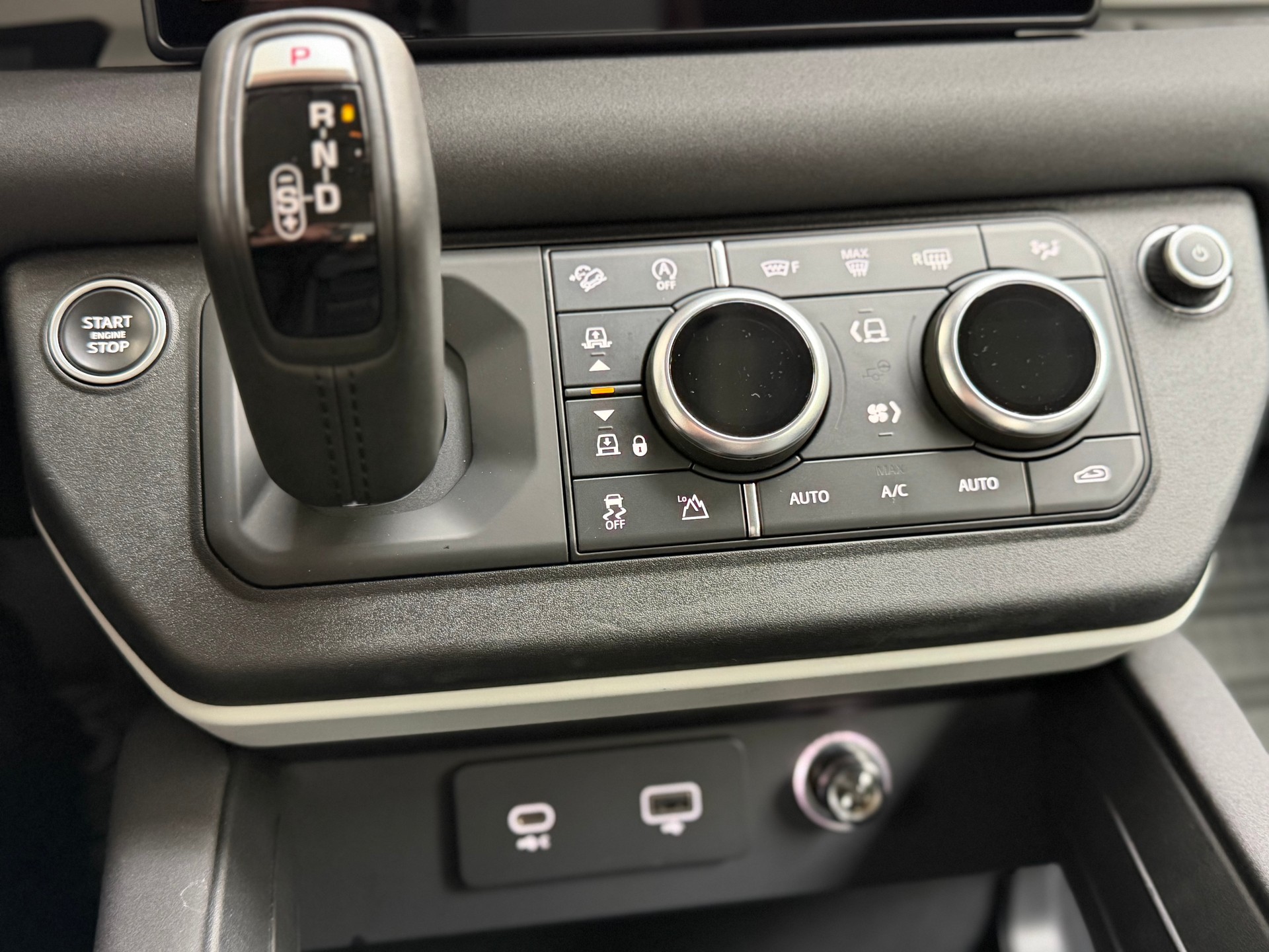 LAND ROVER Defender 110 P300 Si4 X-Dynamic SE AT8-image-9