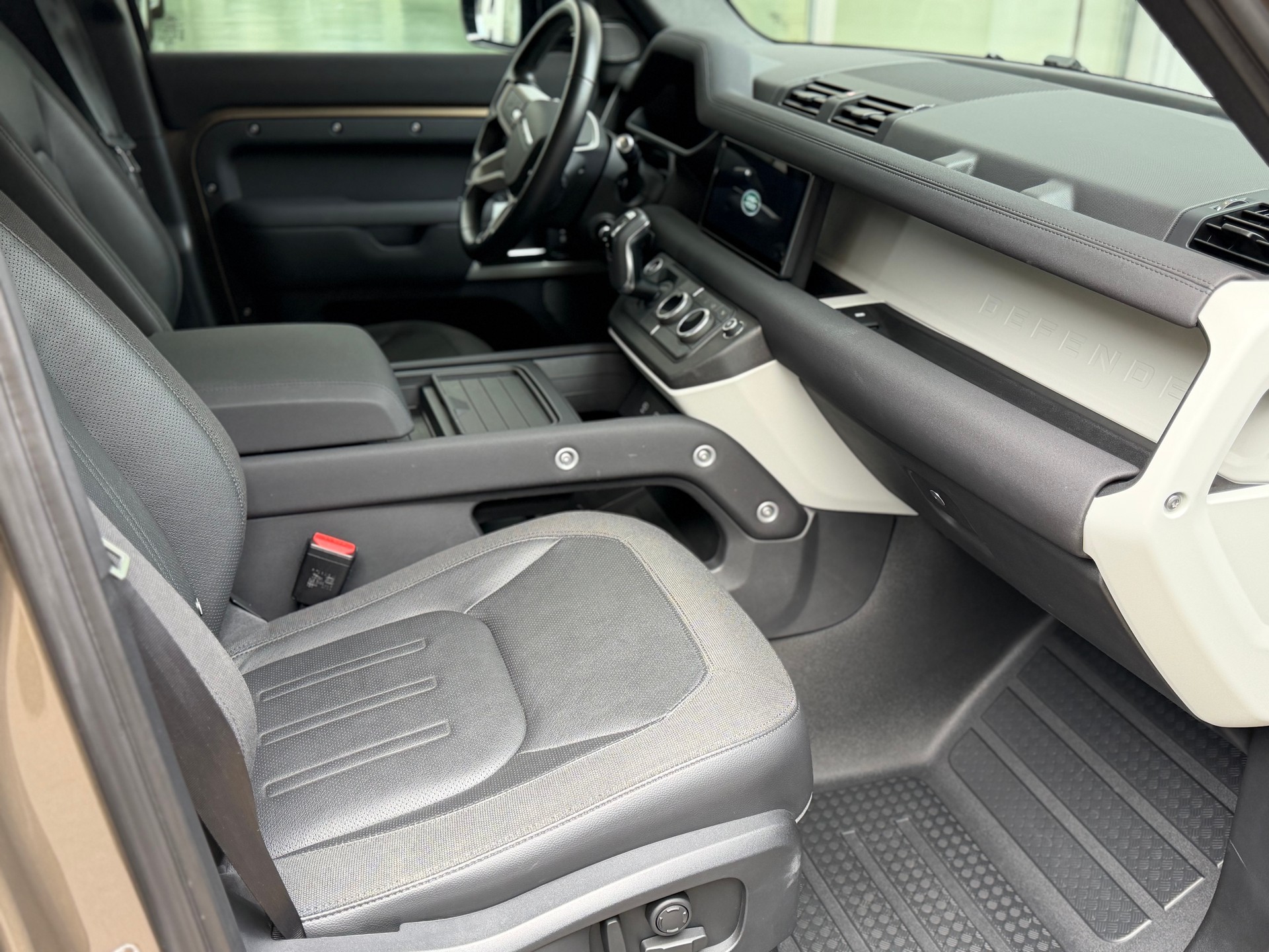 LAND ROVER Defender 110 P300 Si4 X-Dynamic SE AT8-image-5