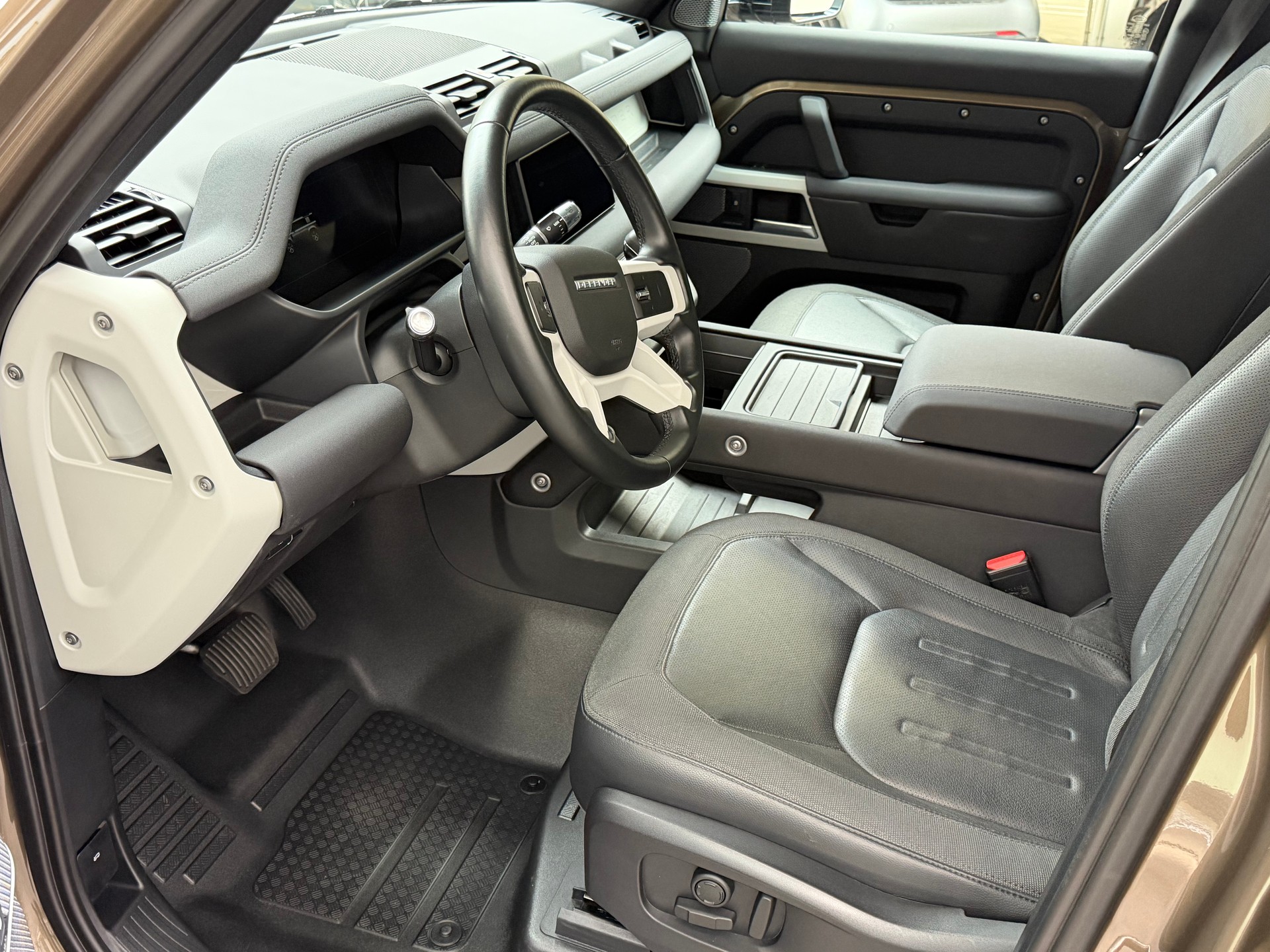 LAND ROVER Defender 110 P300 Si4 X-Dynamic SE AT8-image-4