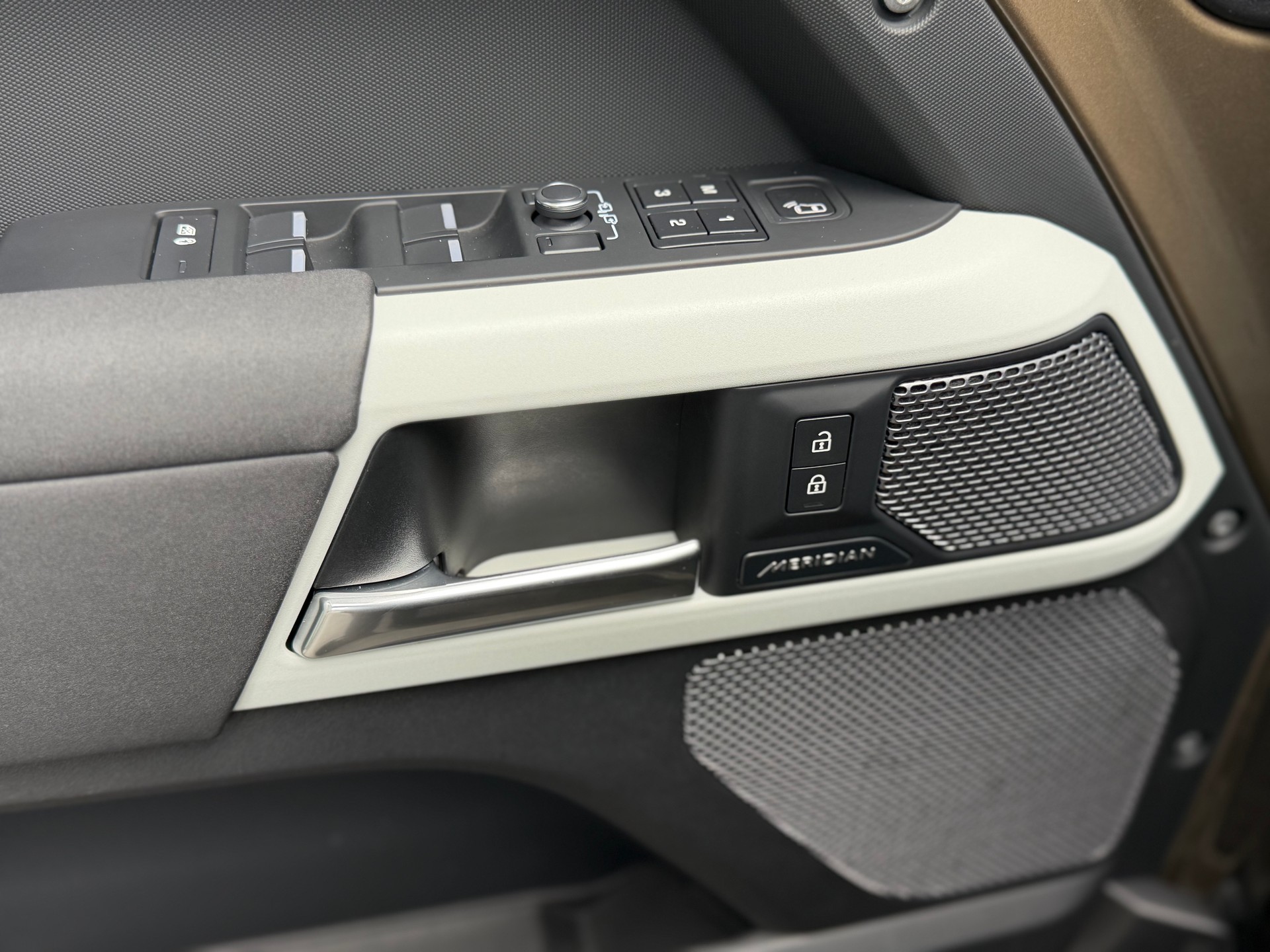 LAND ROVER Defender 110 P300 Si4 X-Dynamic SE AT8-image-10