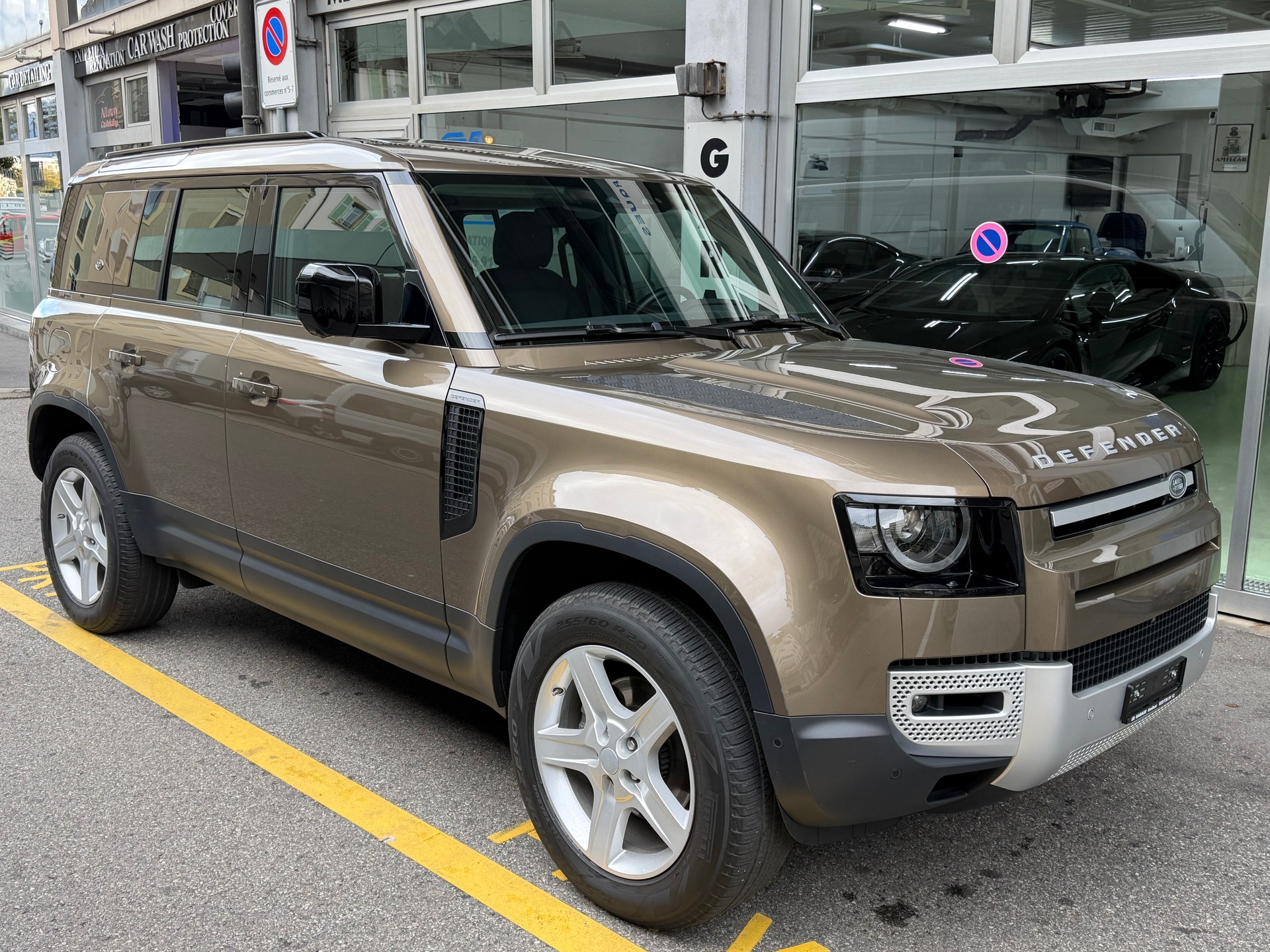 LAND ROVER Defender 110 P300 Si4 X-Dynamic SE AT8-image-1