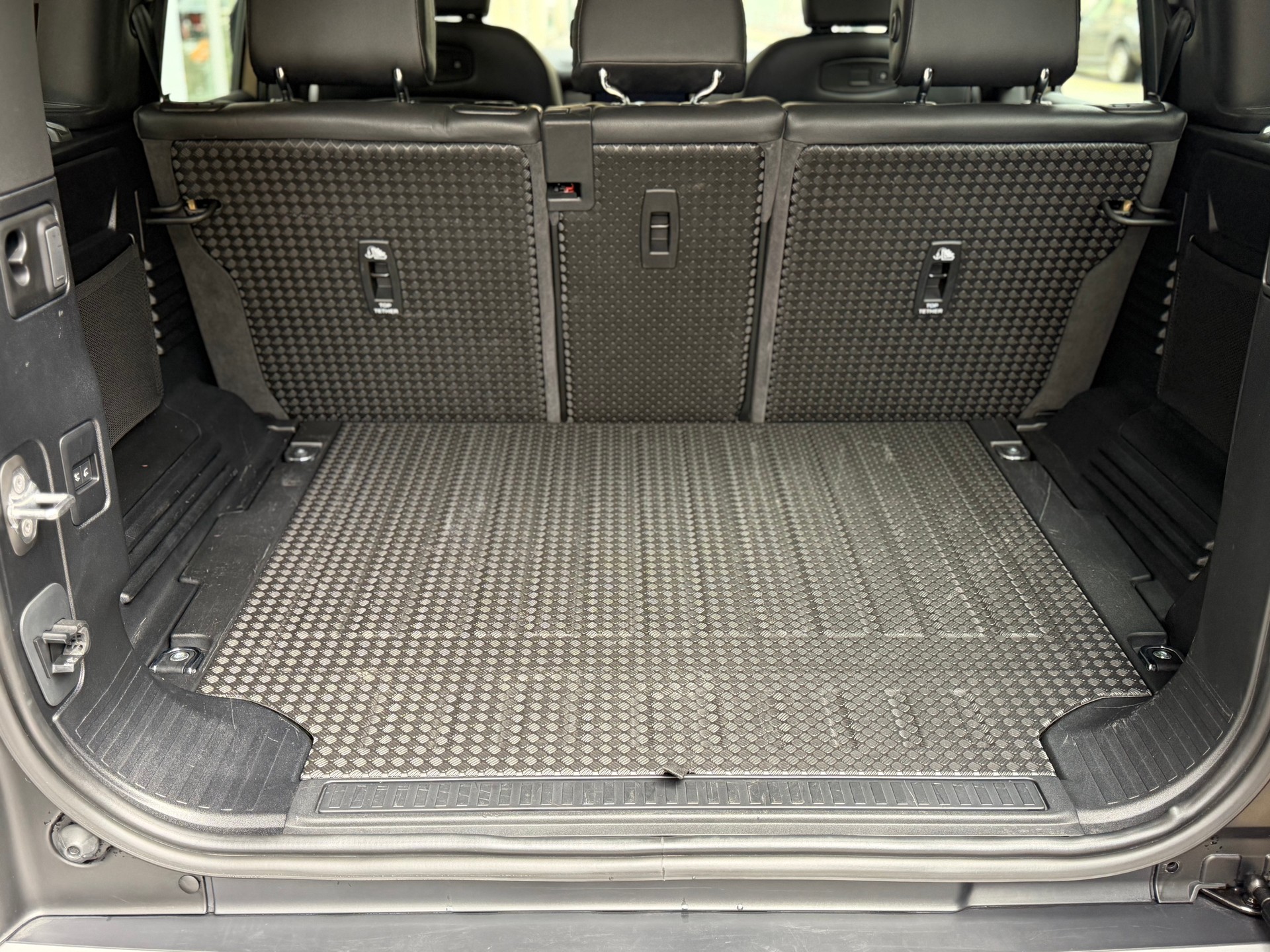 LAND ROVER Defender 110 P300 Si4 X-Dynamic SE AT8-image-14