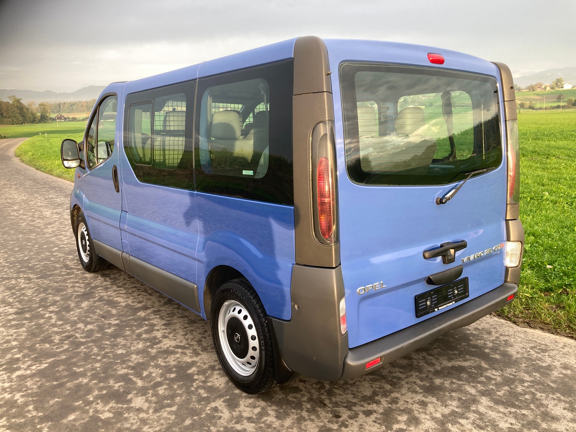 OPEL Vivaro 2.5 CDTI 2.7t L1H1 9 Sitzer-image-3