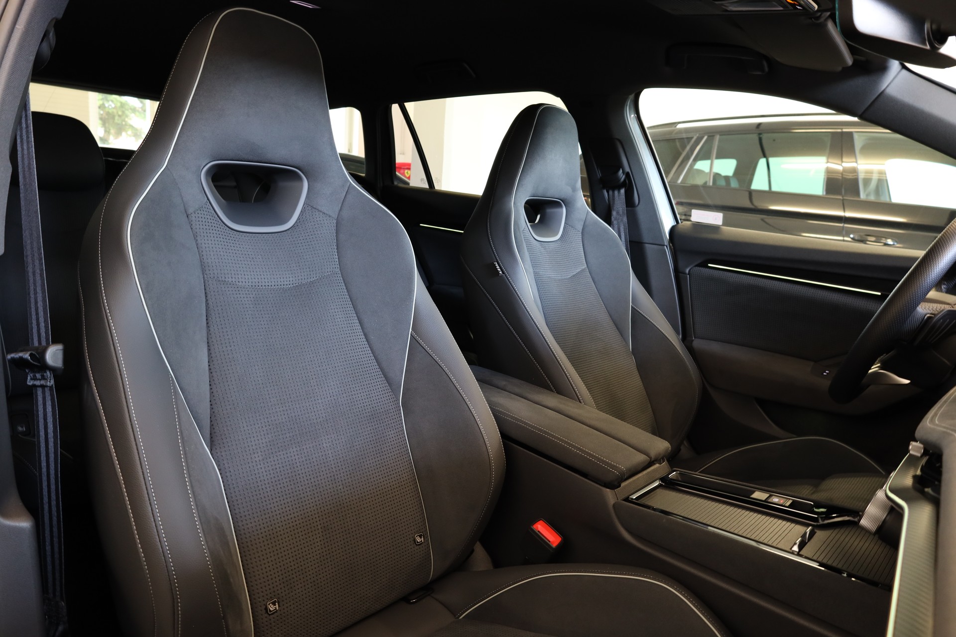 SKODA Superb Combi 2.0 TDi Sportline 4x4 DSG-image-17