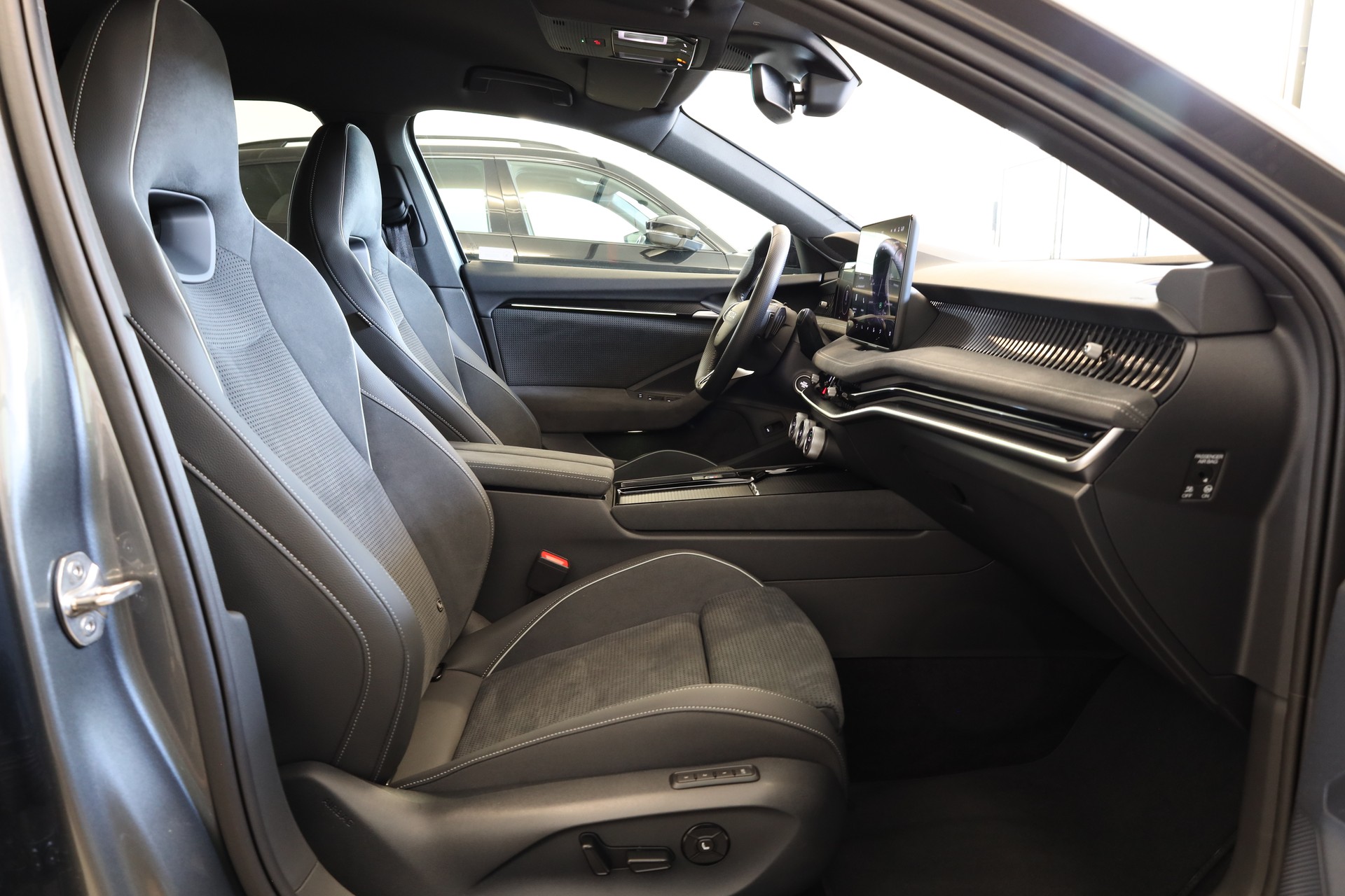 SKODA Superb Combi 2.0 TDi Sportline 4x4 DSG-image-16