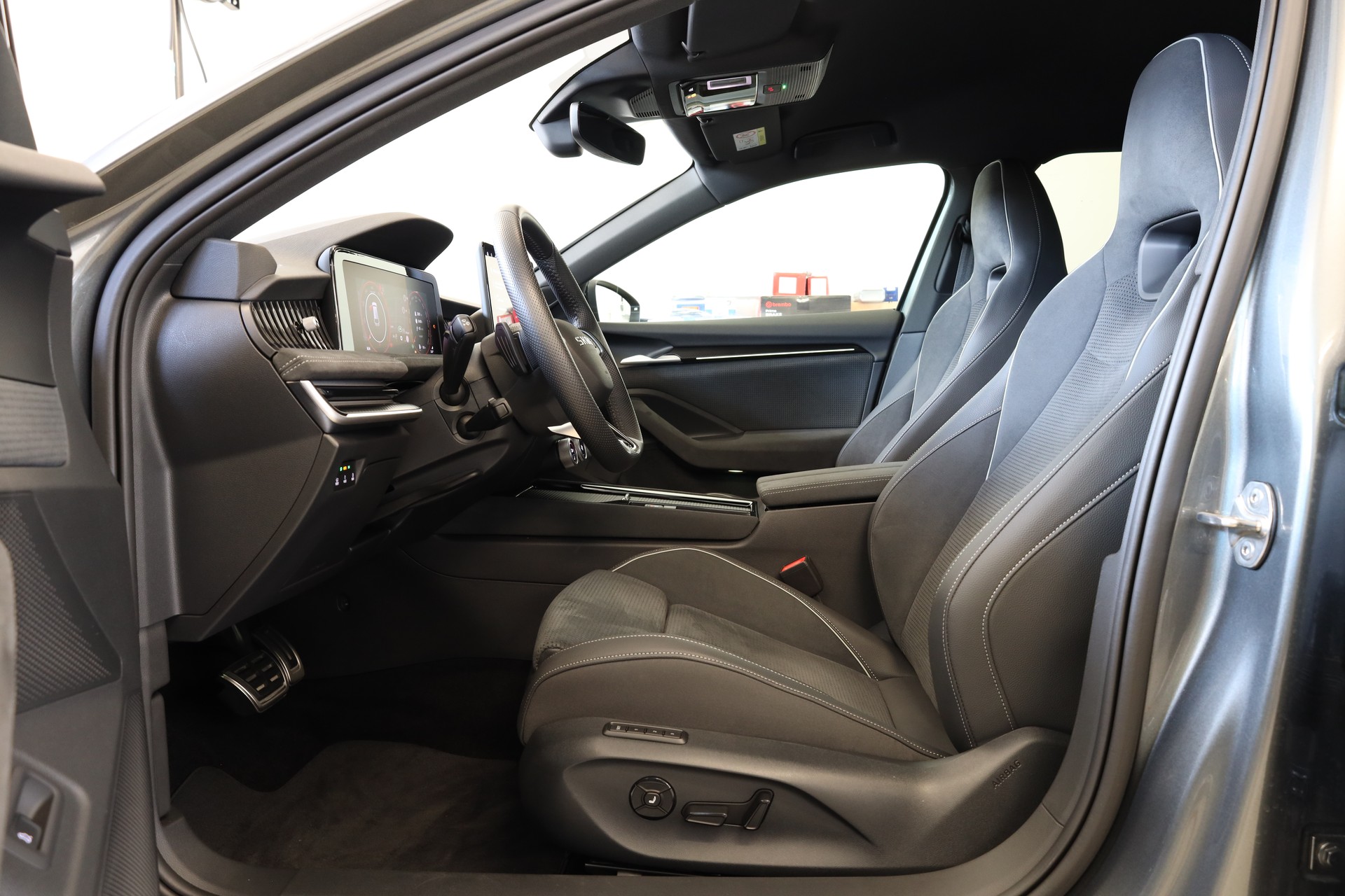 SKODA Superb Combi 2.0 TDi Sportline 4x4 DSG-image-8