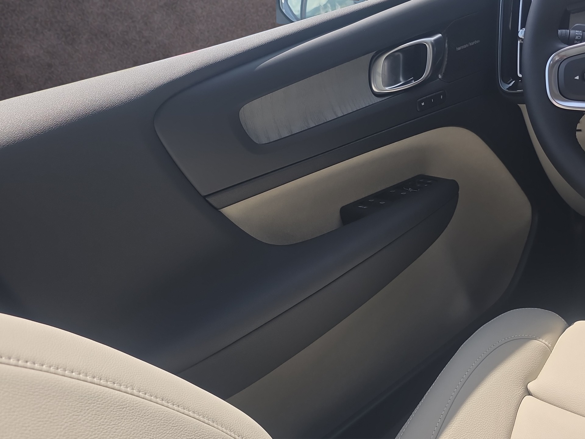 VOLVO XC40 2.0 B4 MH Ultra Dark-image-18